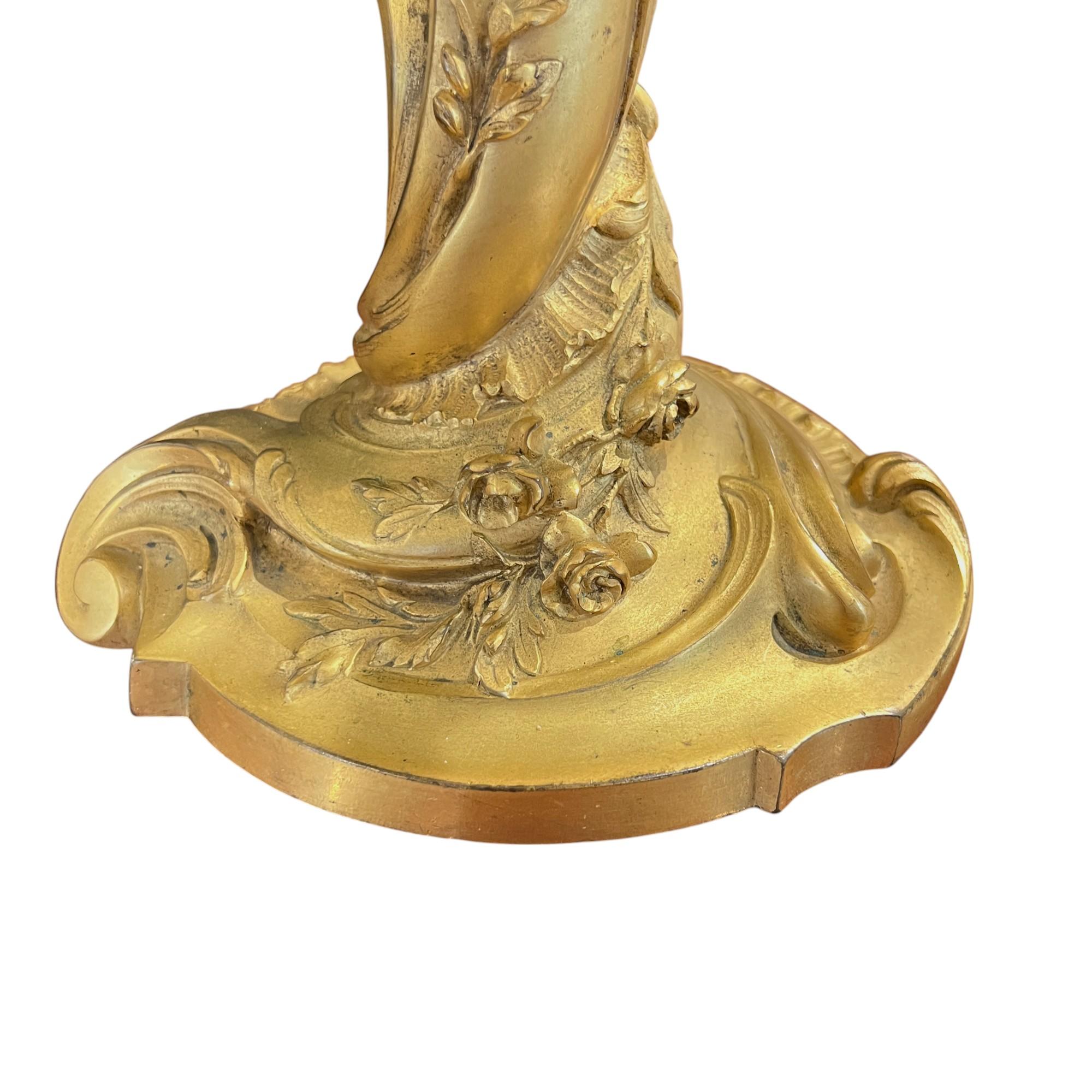 French Rococo Antike vergoldete Bronze Paar Kandelaber (Rokoko) im Angebot