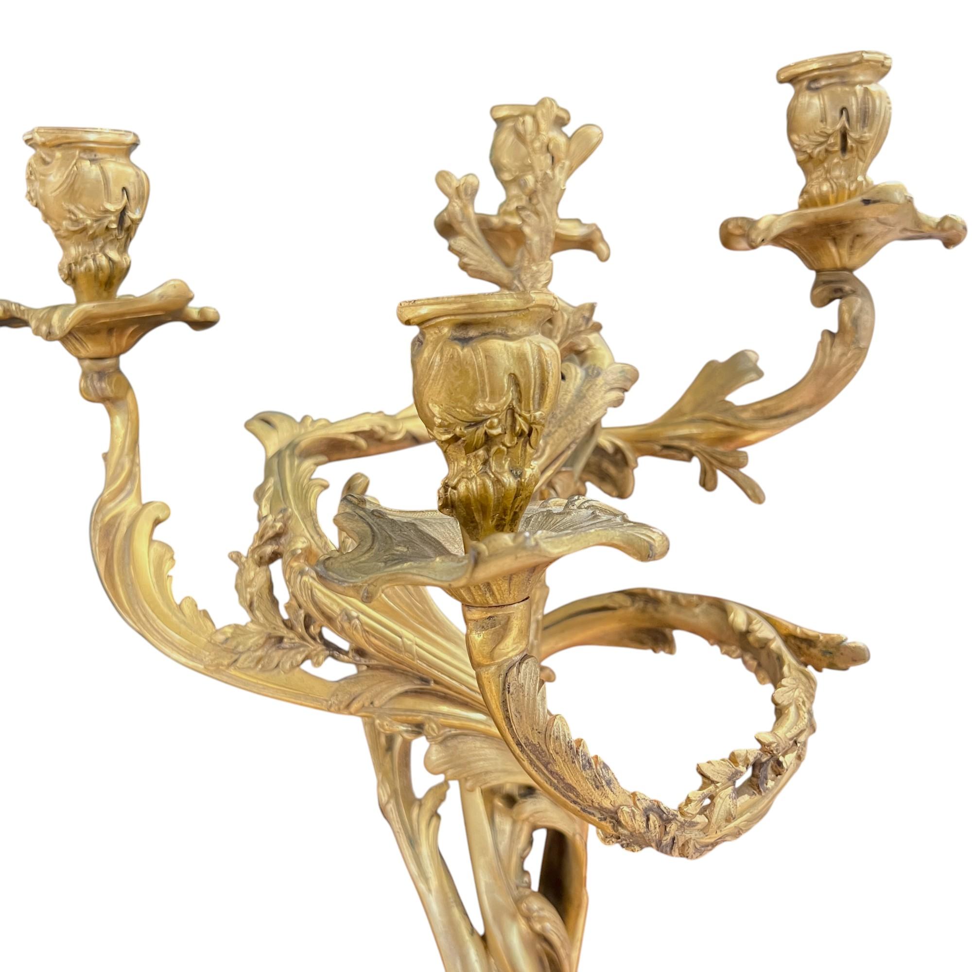 French Rococo Antike vergoldete Bronze Paar Kandelaber (Französisch) im Angebot