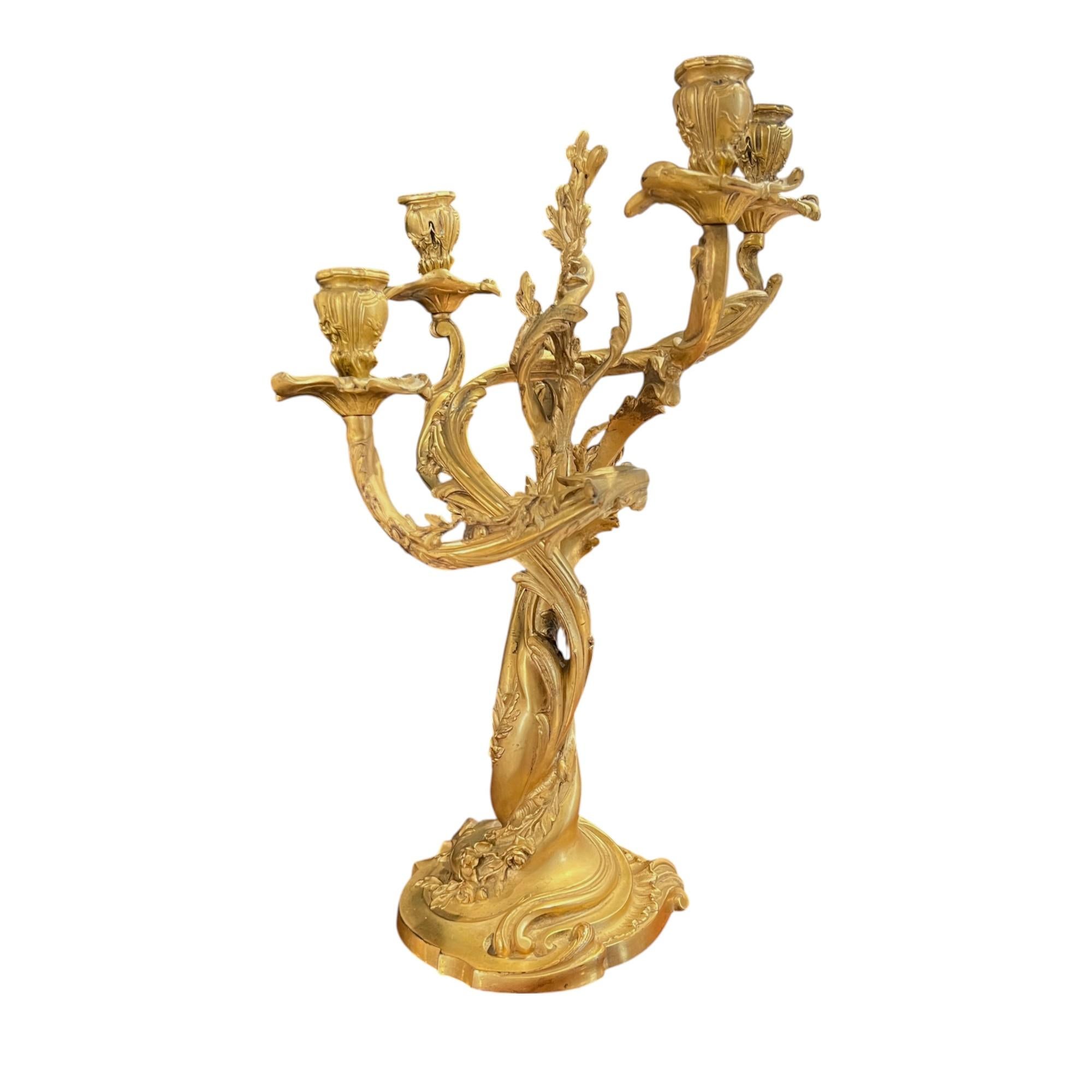 French Rococo Antike vergoldete Bronze Paar Kandelaber (Vergoldet) im Angebot