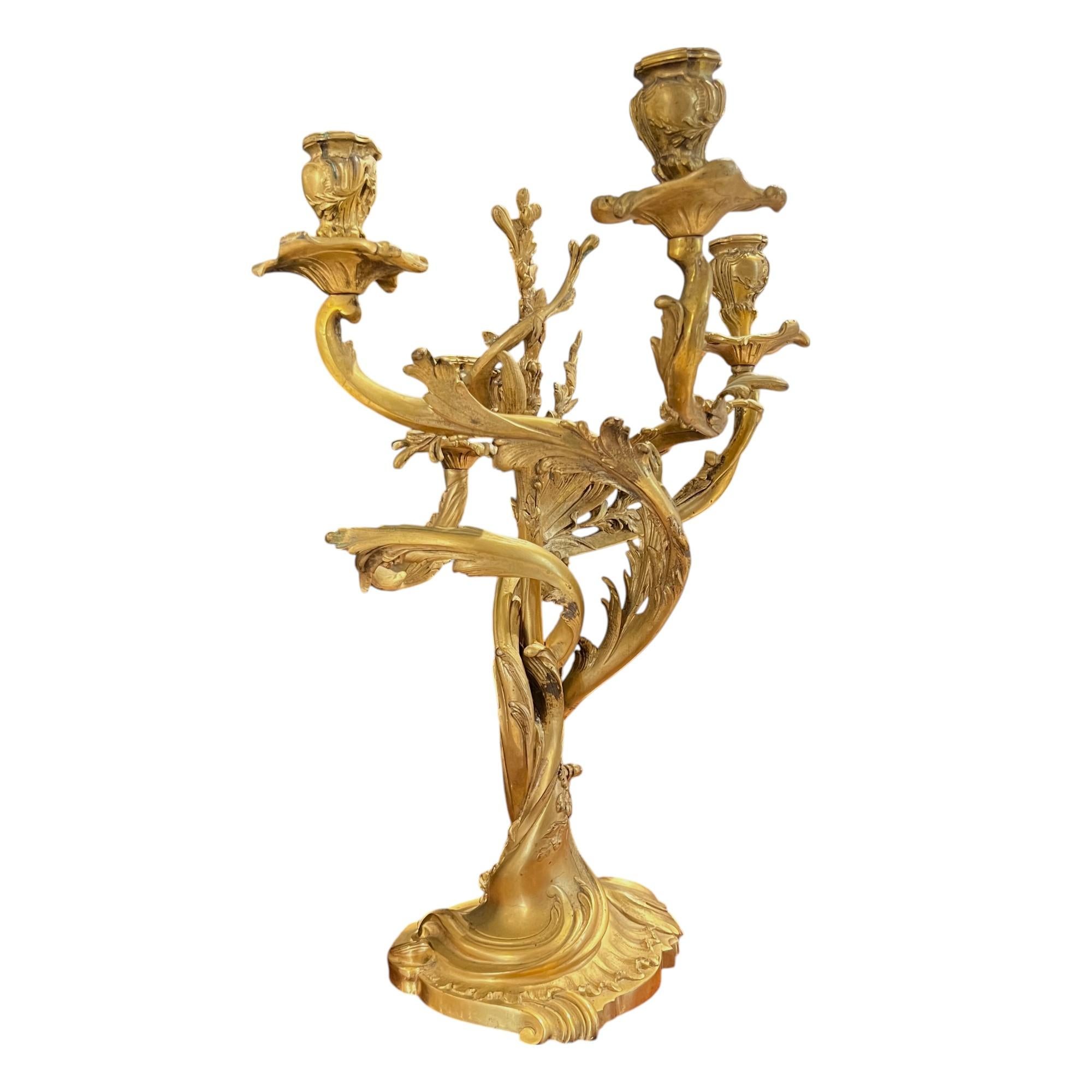 French Rococo Antike vergoldete Bronze Paar Kandelaber im Zustand „Relativ gut“ im Angebot in New Orleans, LA