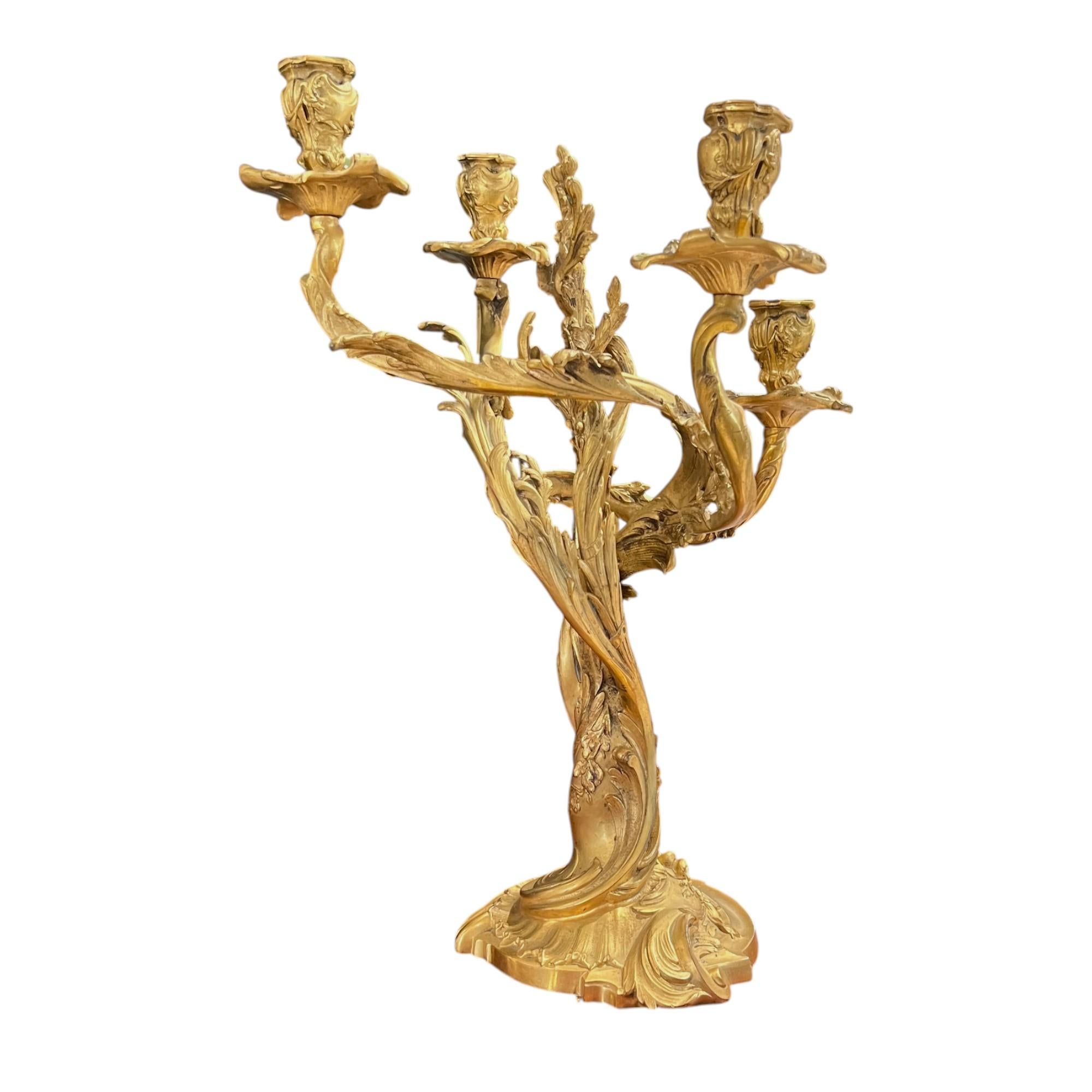 French Rococo Antike vergoldete Bronze Paar Kandelaber (19. Jahrhundert) im Angebot
