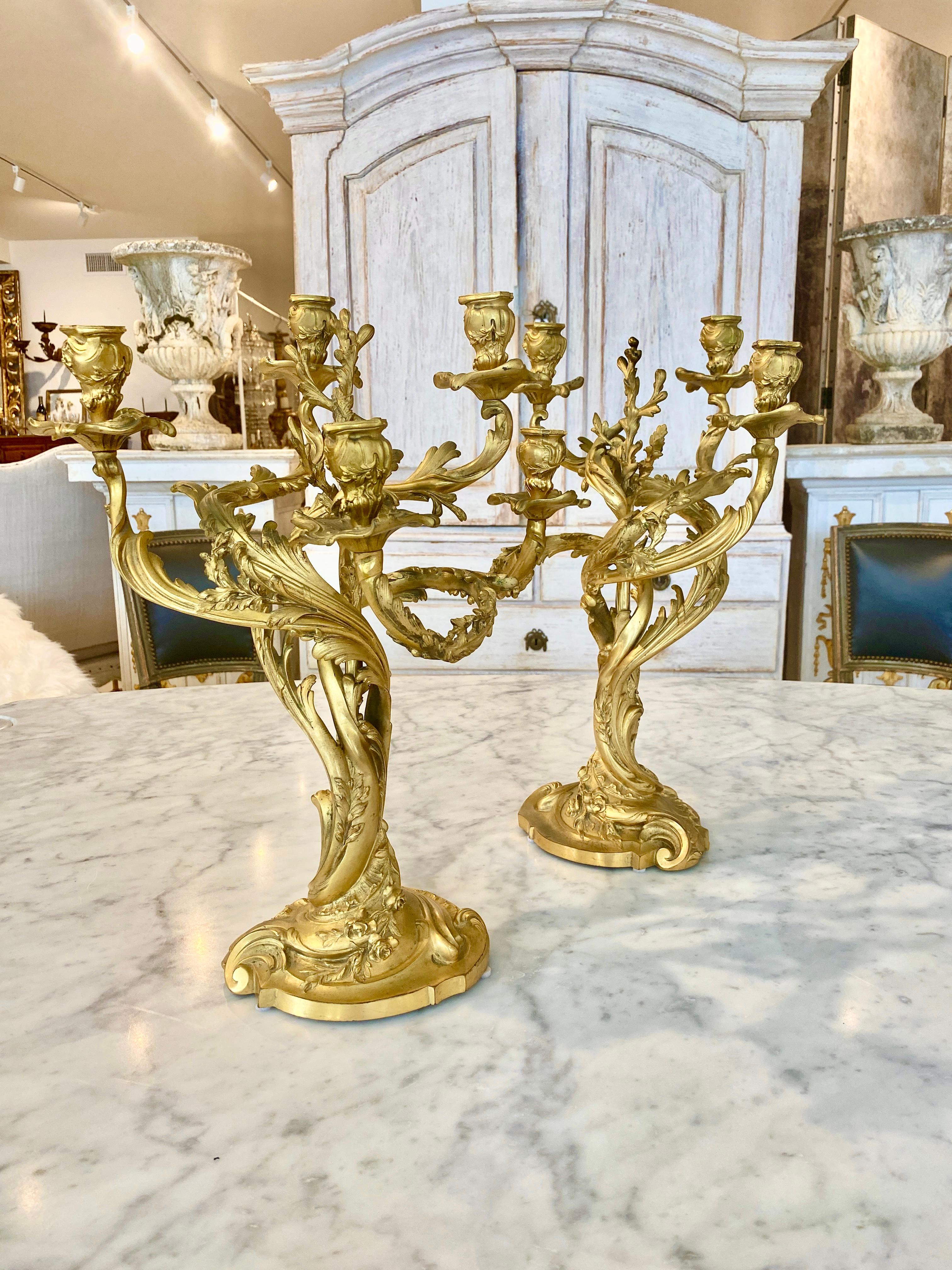 French Rococo Antike vergoldete Bronze Paar Kandelaber im Angebot 2