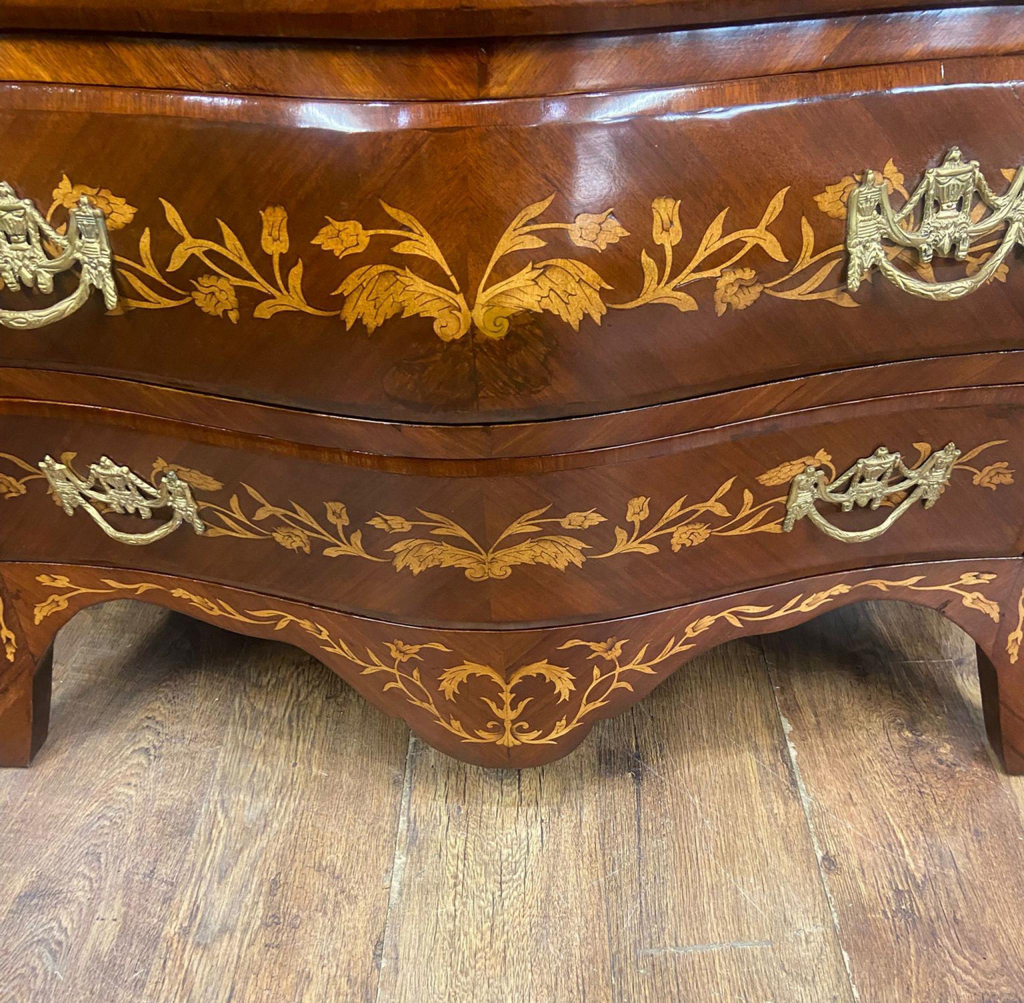 French Rococo Commode à Bombe Louis XV en vente 7