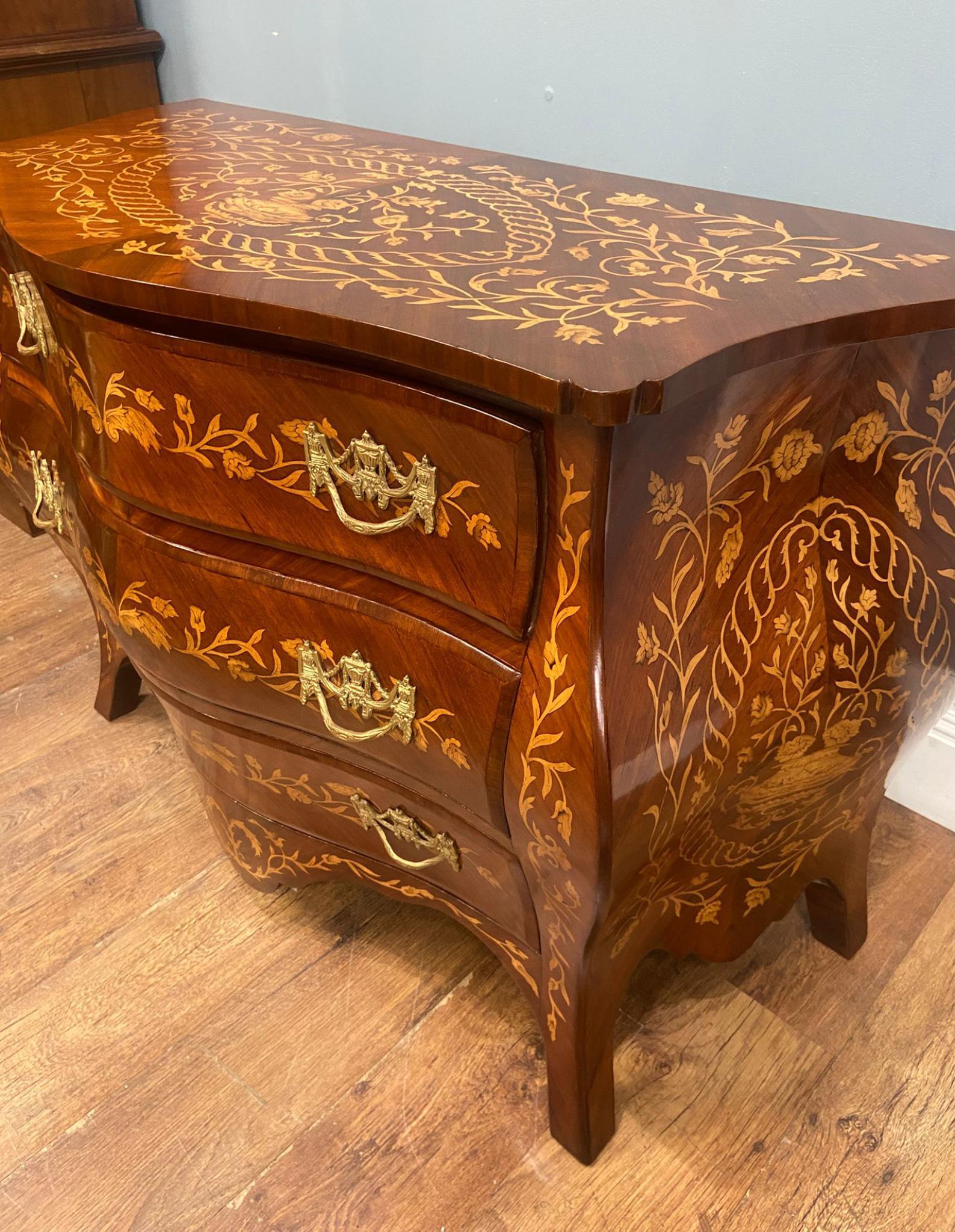 French Rococo Commode à Bombe Louis XV en vente 8