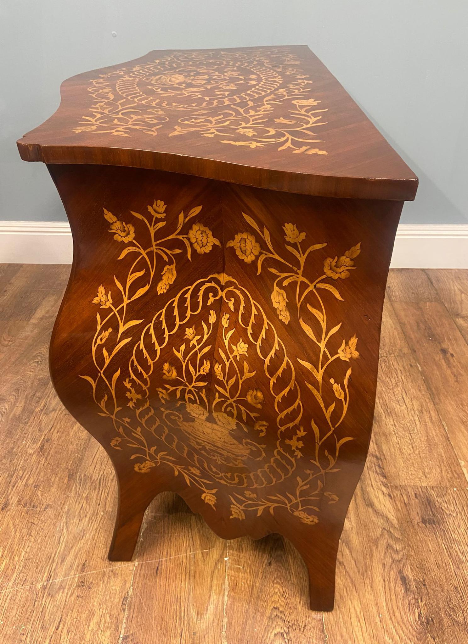 Commode rococo française raffinée de forme bombe
De style Louis XV Revival, il présente des incrustations florales complexes sur toutes les surfaces.
Fabriqué à la main en acajou et entièrement restauré dans son état d'origine.
Acheté à un marchand