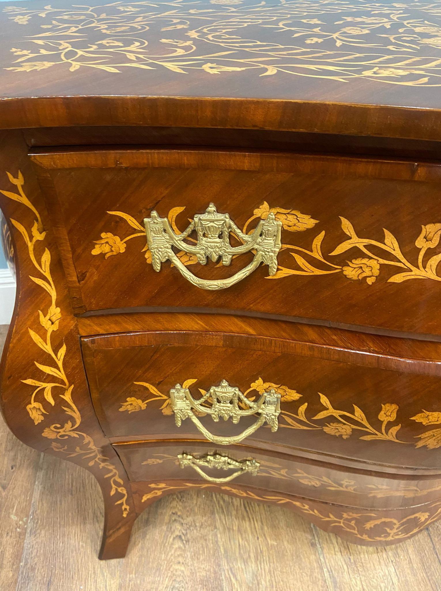 French Rococo Commode à Bombe Louis XV Bon état - En vente à Potters Bar, GB
