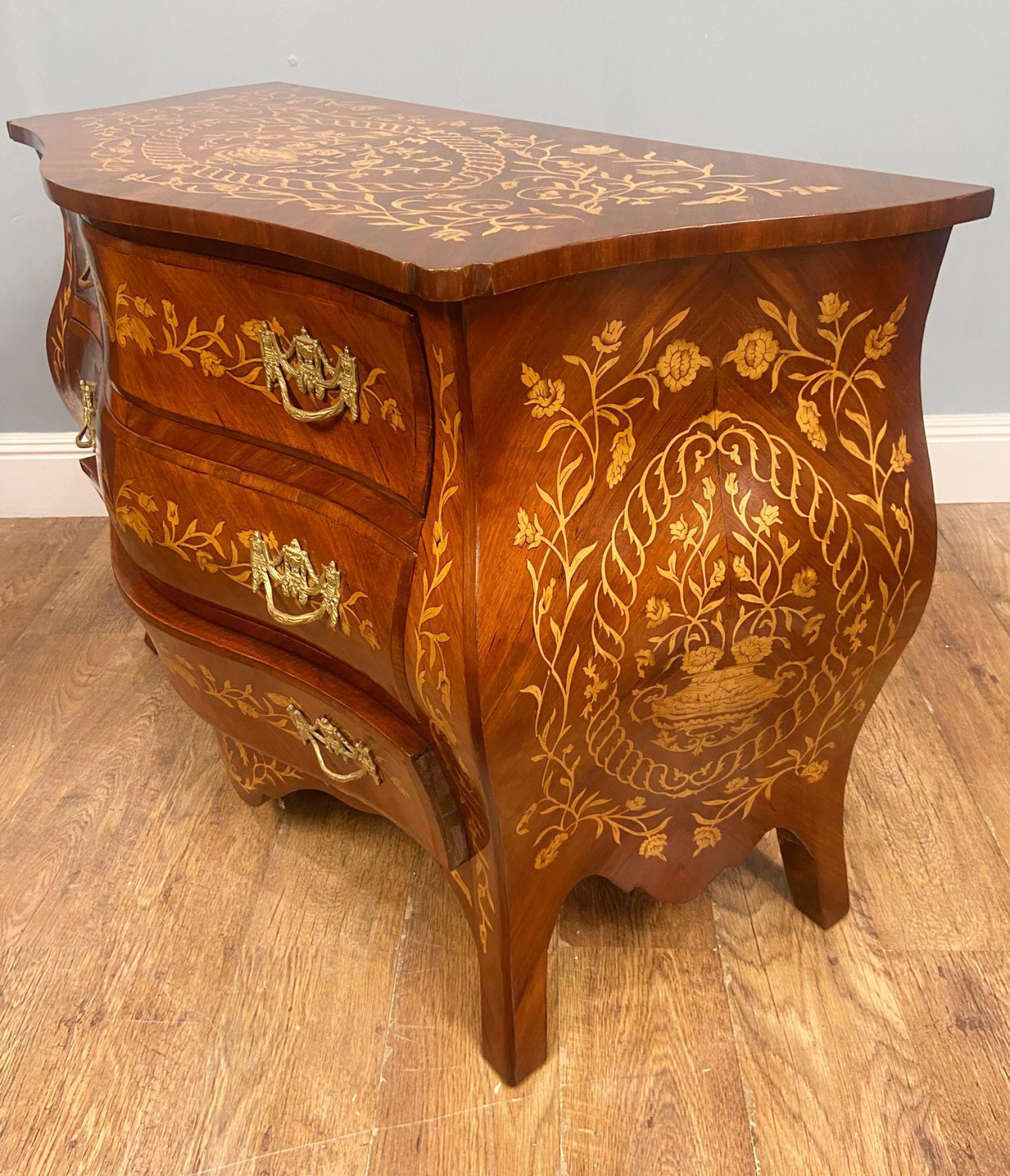 French Rococo Commode à Bombe Louis XV en vente 3