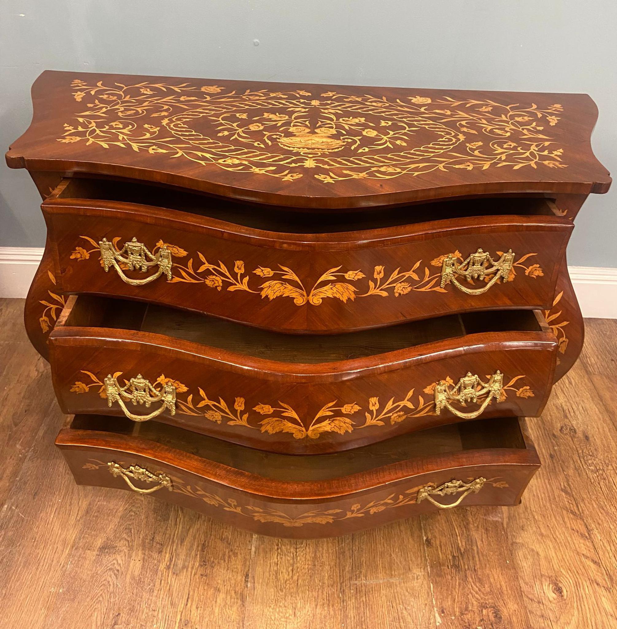 French Rococo Commode à Bombe Louis XV en vente 4