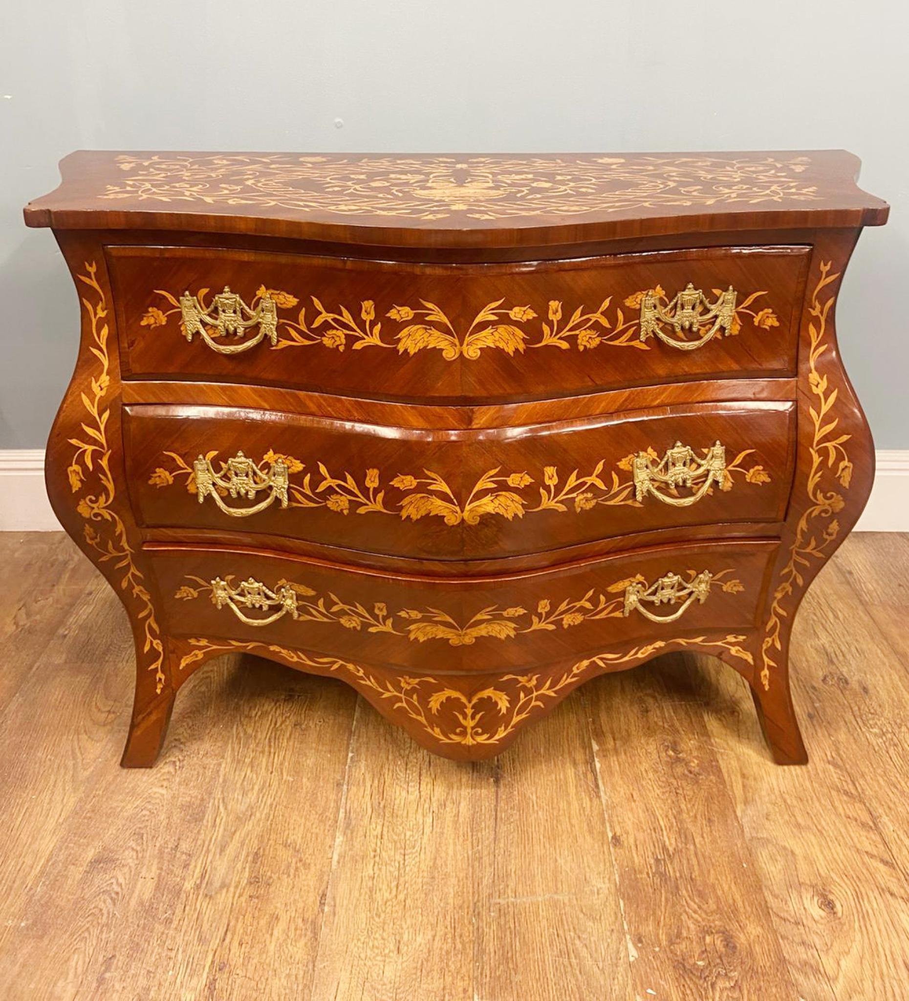 French Rococo Commode à Bombe Louis XV en vente