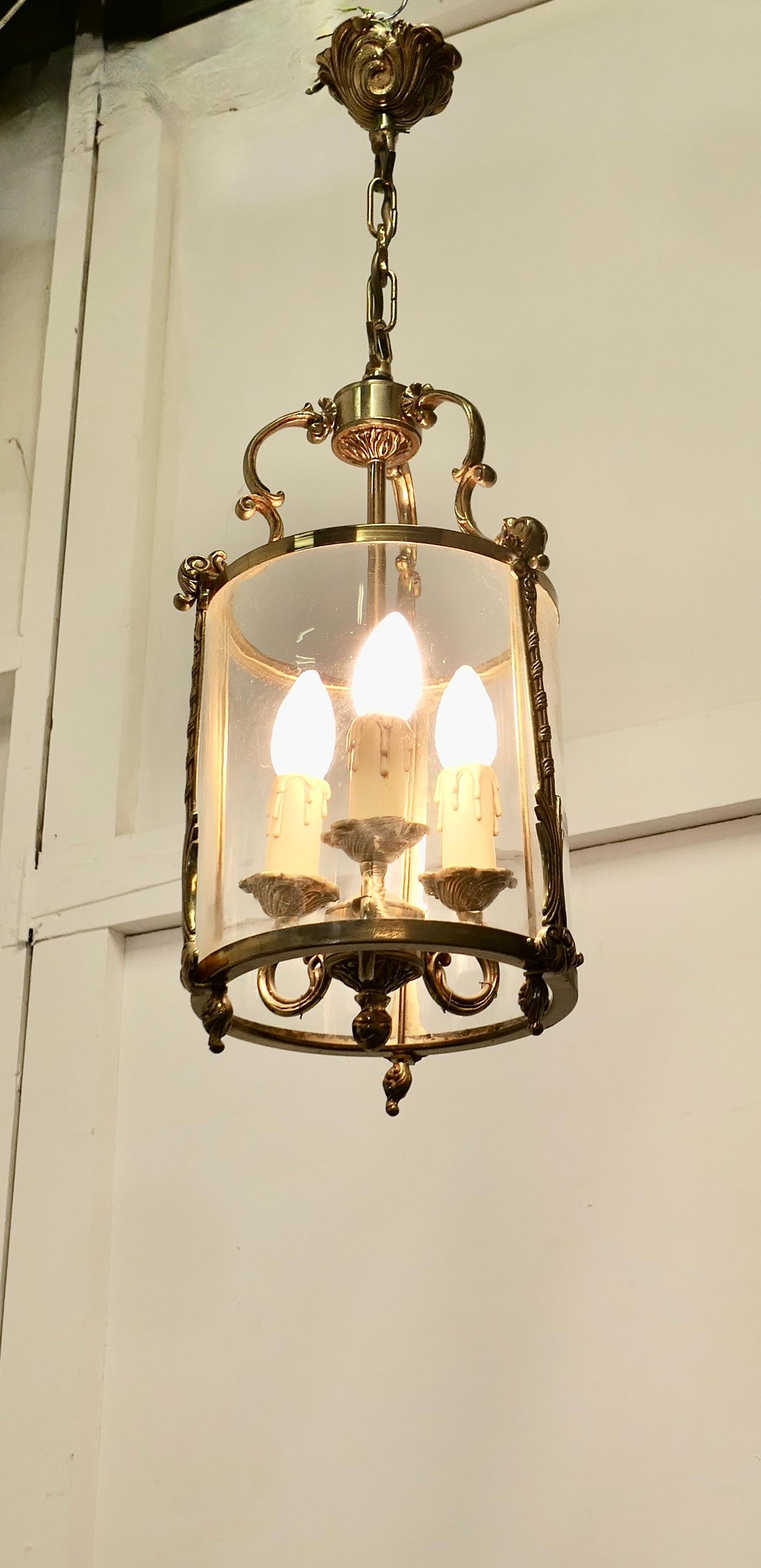 Neorococò Lanterna Hall francese rococò in ottone e vetro Lanterna in ottone di qualità eccellente in vendita
