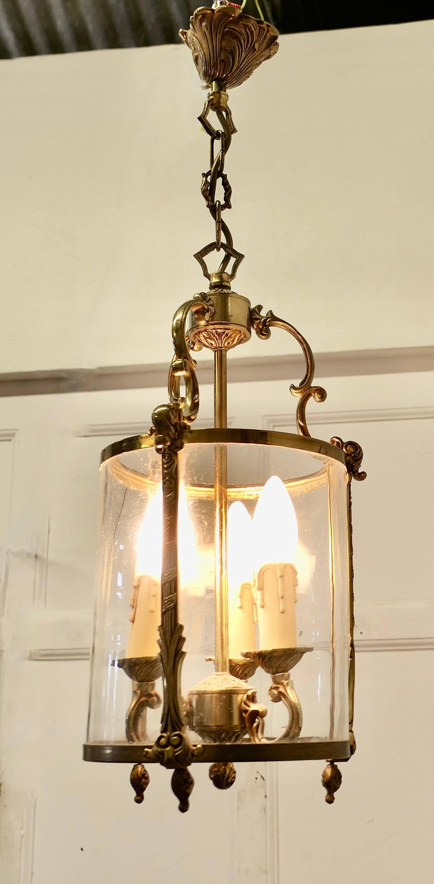 Inizio XX secolo Lanterna Hall francese rococò in ottone e vetro Lanterna in ottone di qualità eccellente in vendita