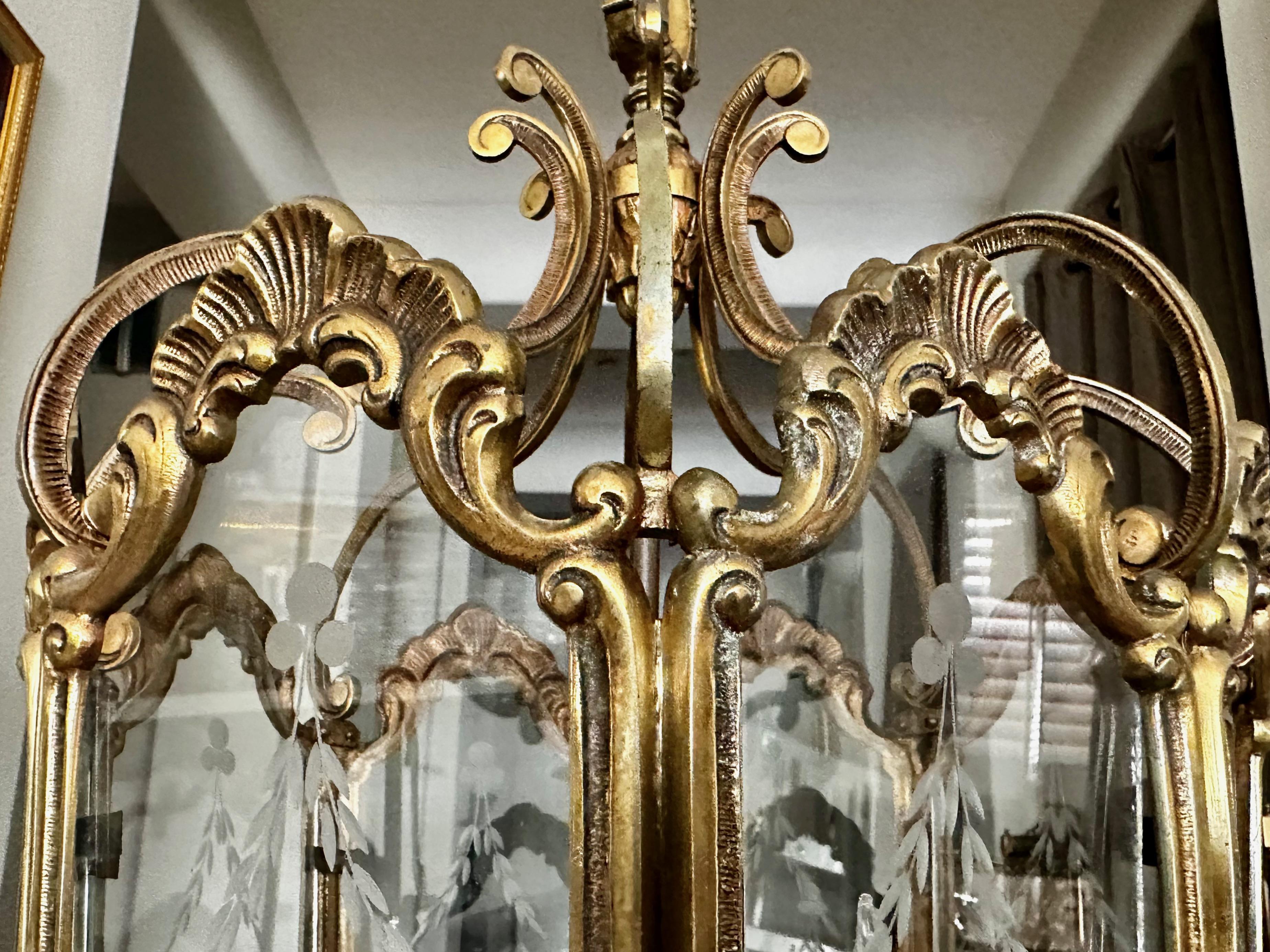 French Rococo in ottone  Lanterna in vetro acidato A. Hall in vendita 8