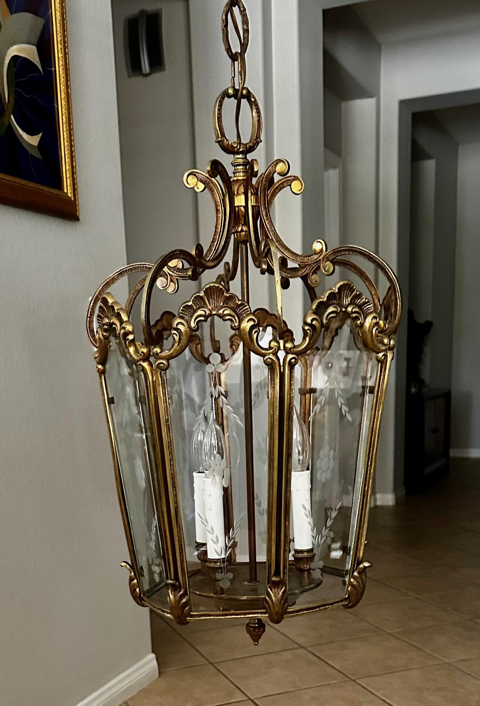 Metà XX secolo French Rococo in ottone  Lanterna in vetro acidato A. Hall in vendita