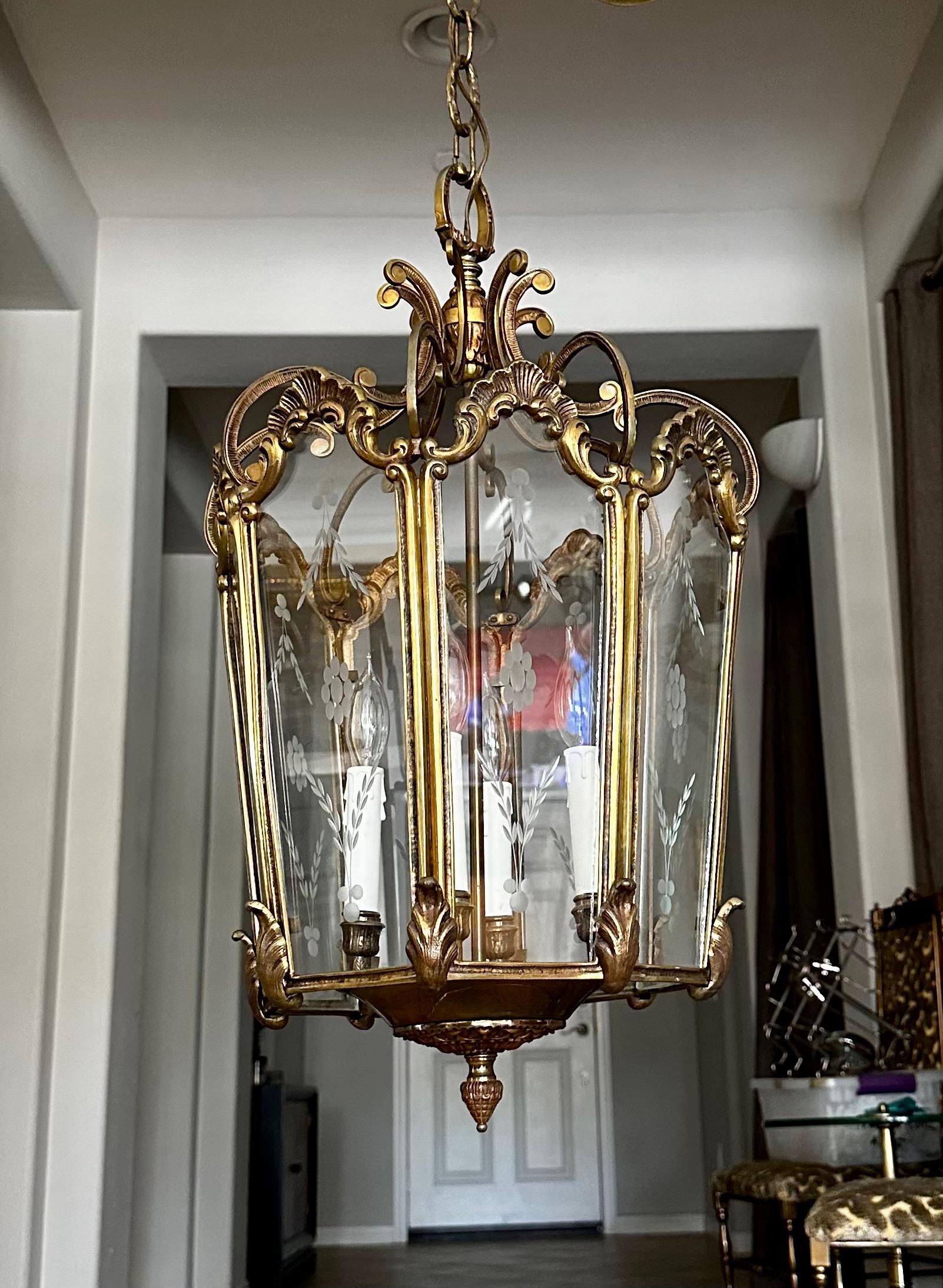 Metallo French Rococo in ottone  Lanterna in vetro acidato A. Hall in vendita