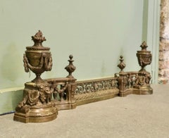 Paracalore estraibile in ottone in stile rococò francese con chenets decorativi