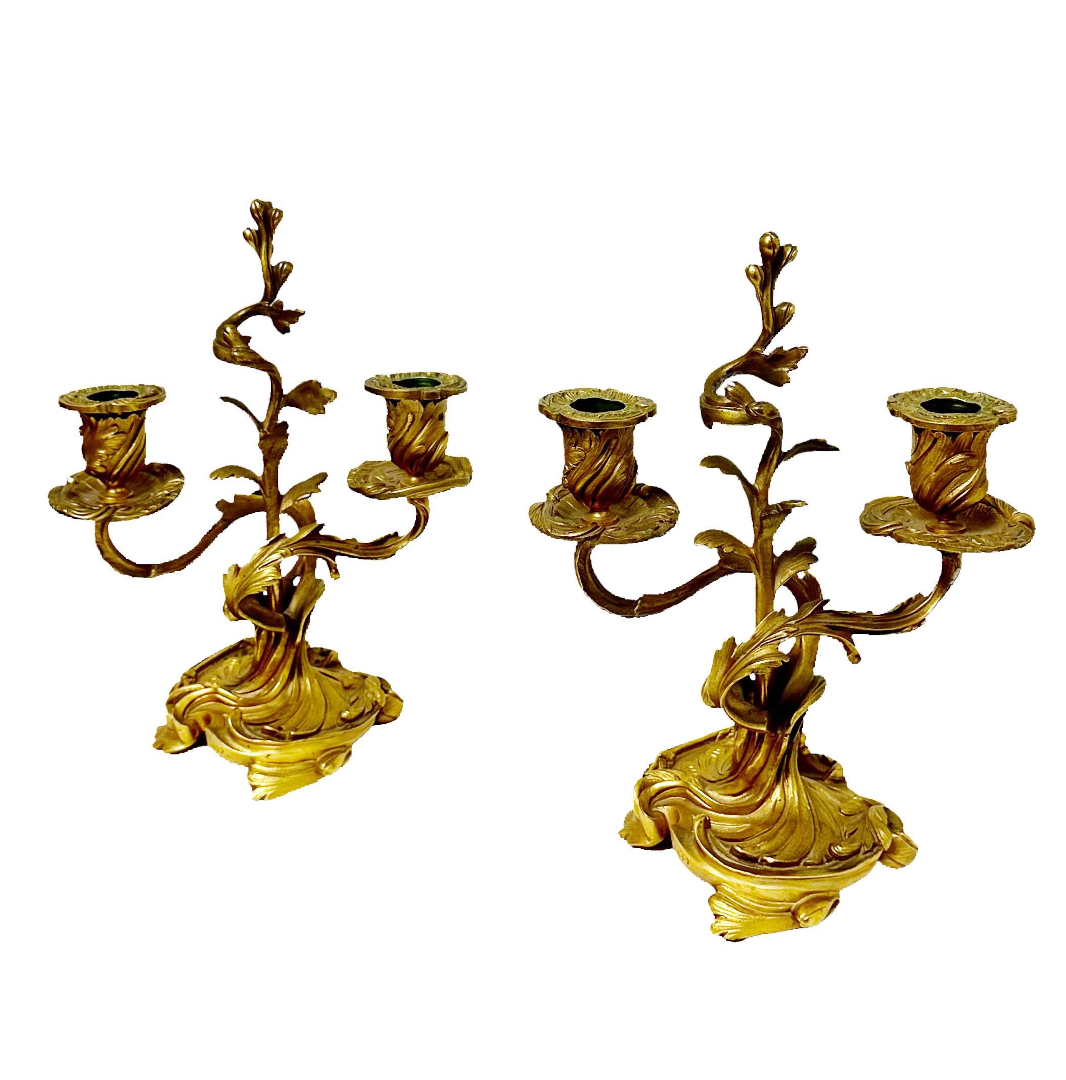 Una coppia di candelabri rococò in bronzo dore di altissima qualità. Sono firmati con un numero su entrambi i moli. Circa 1890, Francia.