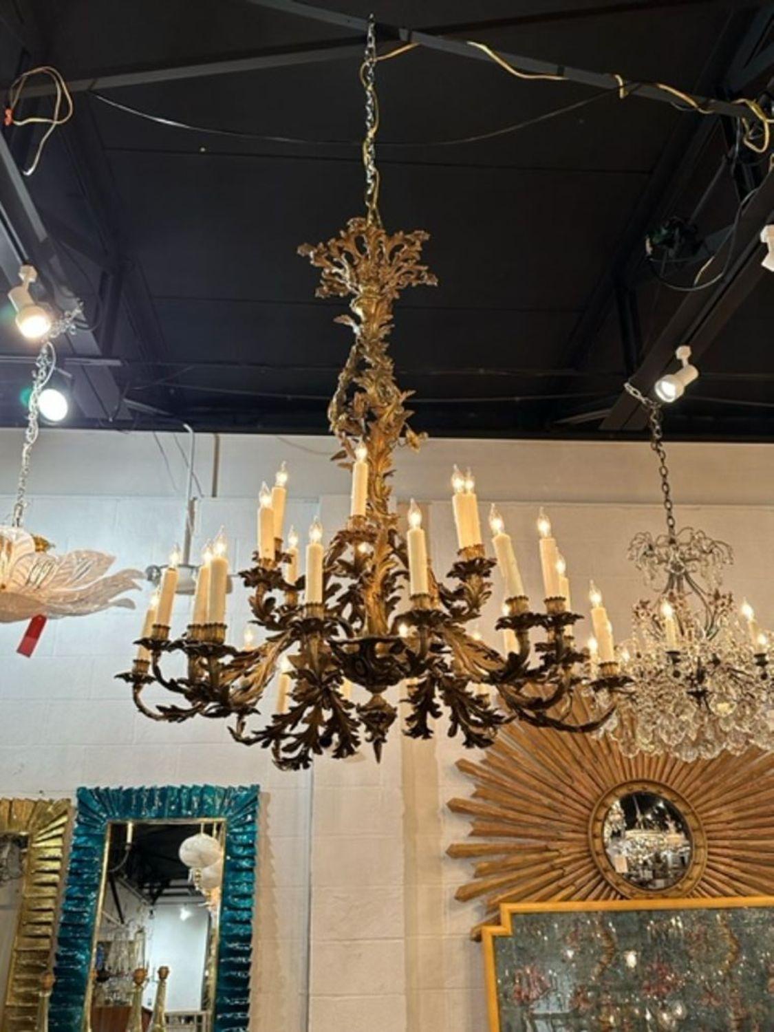 Lustre à 28 lumières en bronze doré rococo français du XIXe siècle. Circa 1870. Le lustre a été recâblé par des professionnels et est livré avec une chaîne et un baldaquin assortis. Il est prêt à être suspendu !