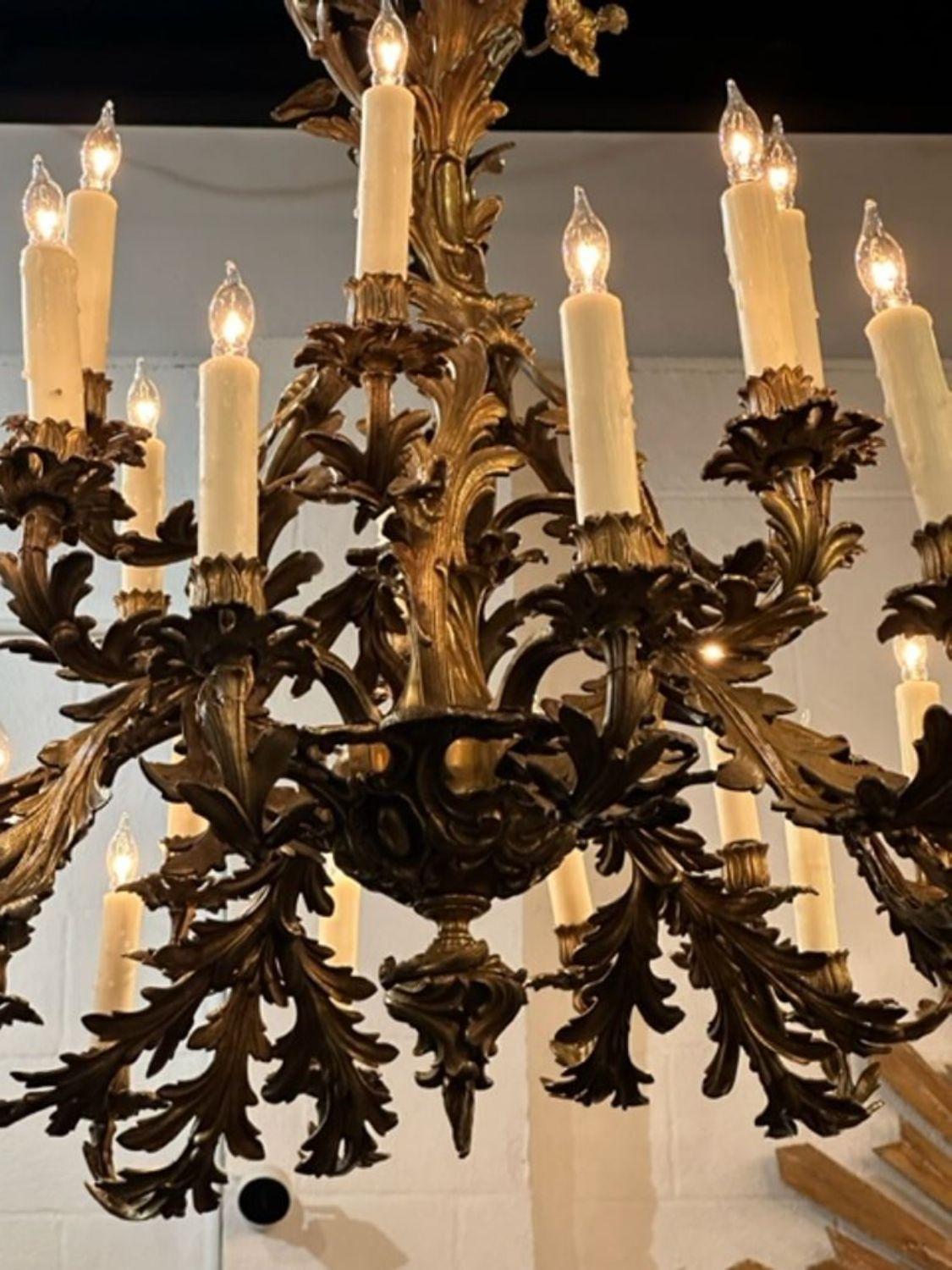 Bronze Lustre Rococo français à 28 éclairages en bronze doré en vente