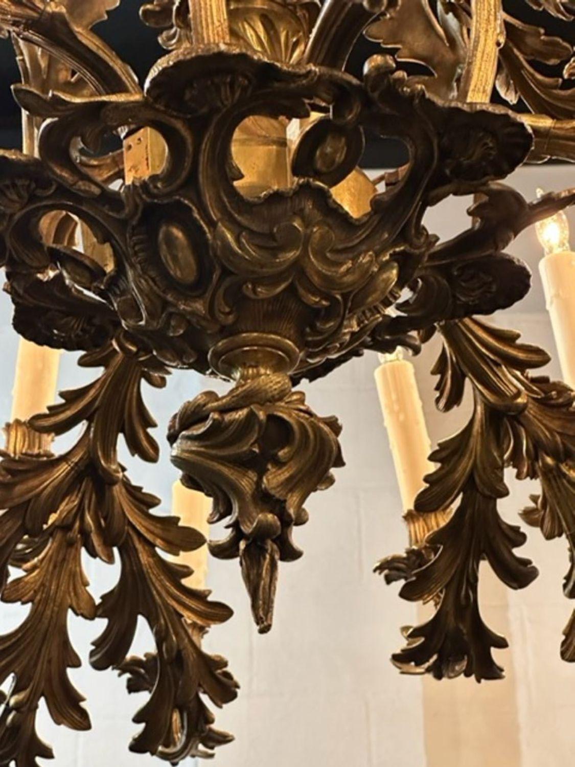 Französischer Rokoko-Kronleuchter aus vergoldeter Bronze mit 28 Lichtern im Angebot 2