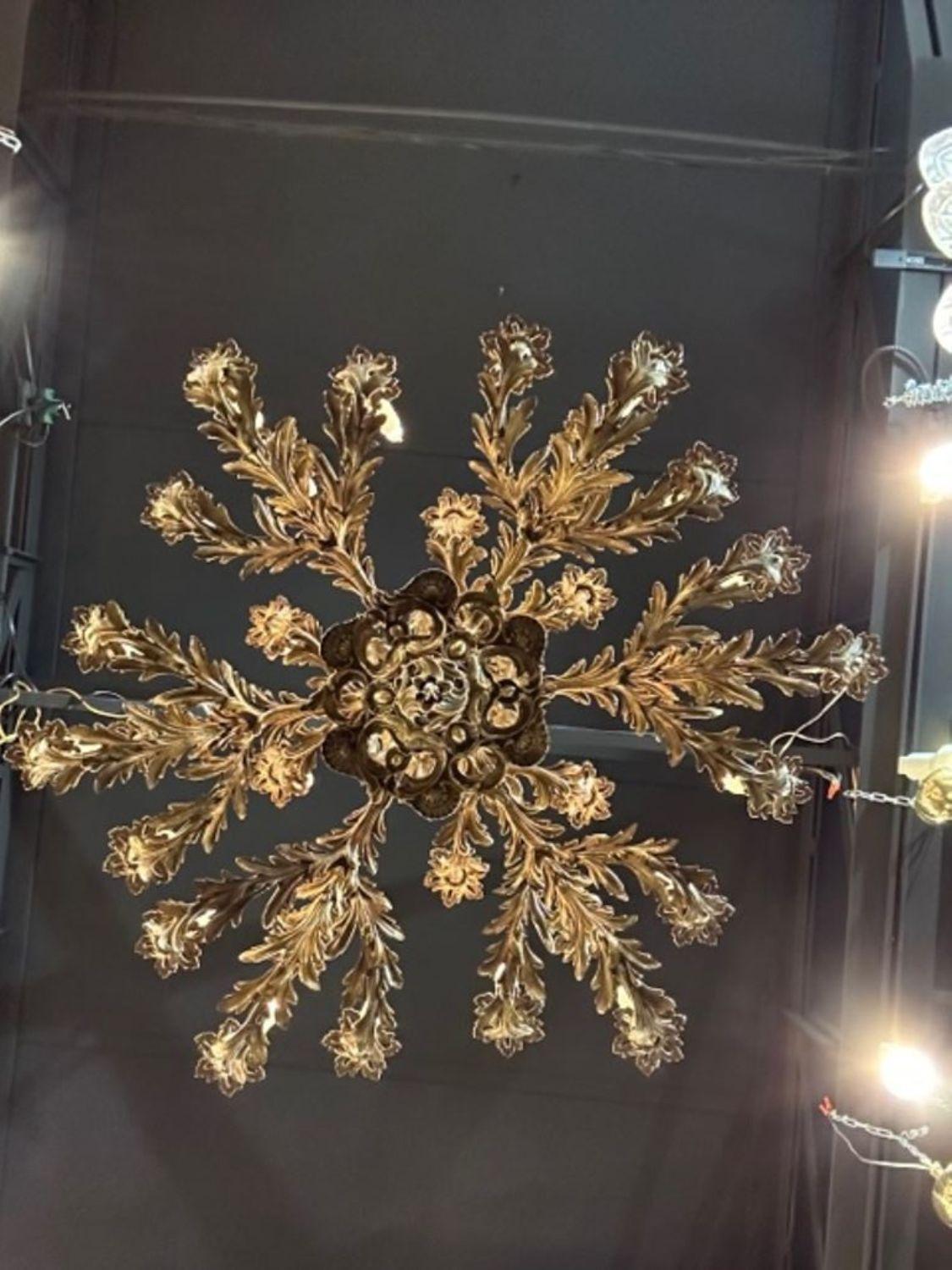 Französischer Rokoko-Kronleuchter aus vergoldeter Bronze mit 28 Lichtern im Angebot 4