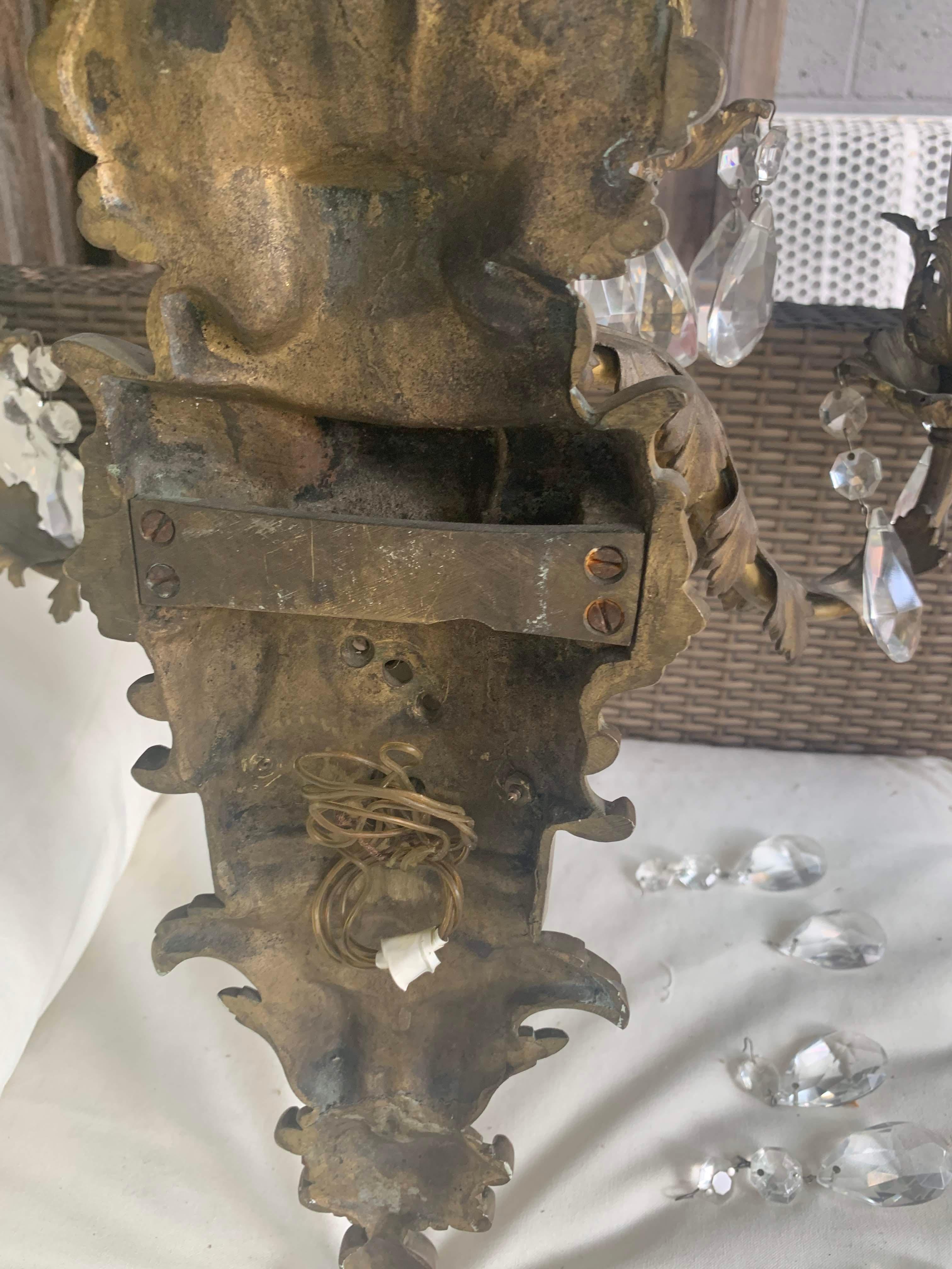 XVIIIe siècle Appliques rococo françaises en bronze doré et cristal à cinq bras, vers 1820  Paire en vente
