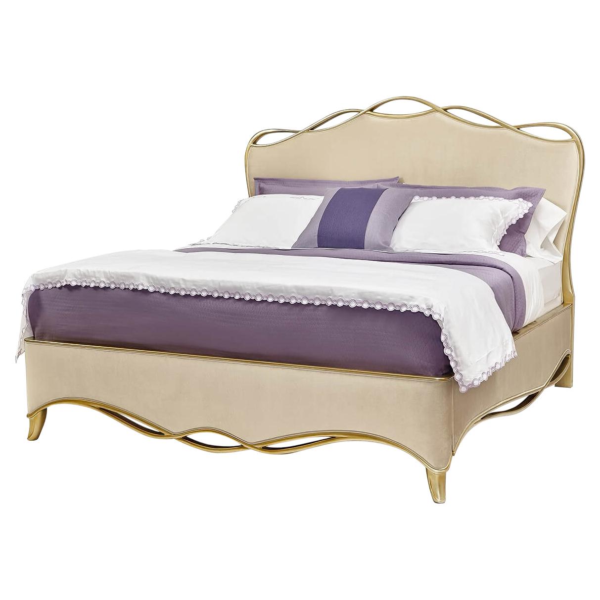 Königsbett im Rokoko-Stil mit vergoldeten Bändern