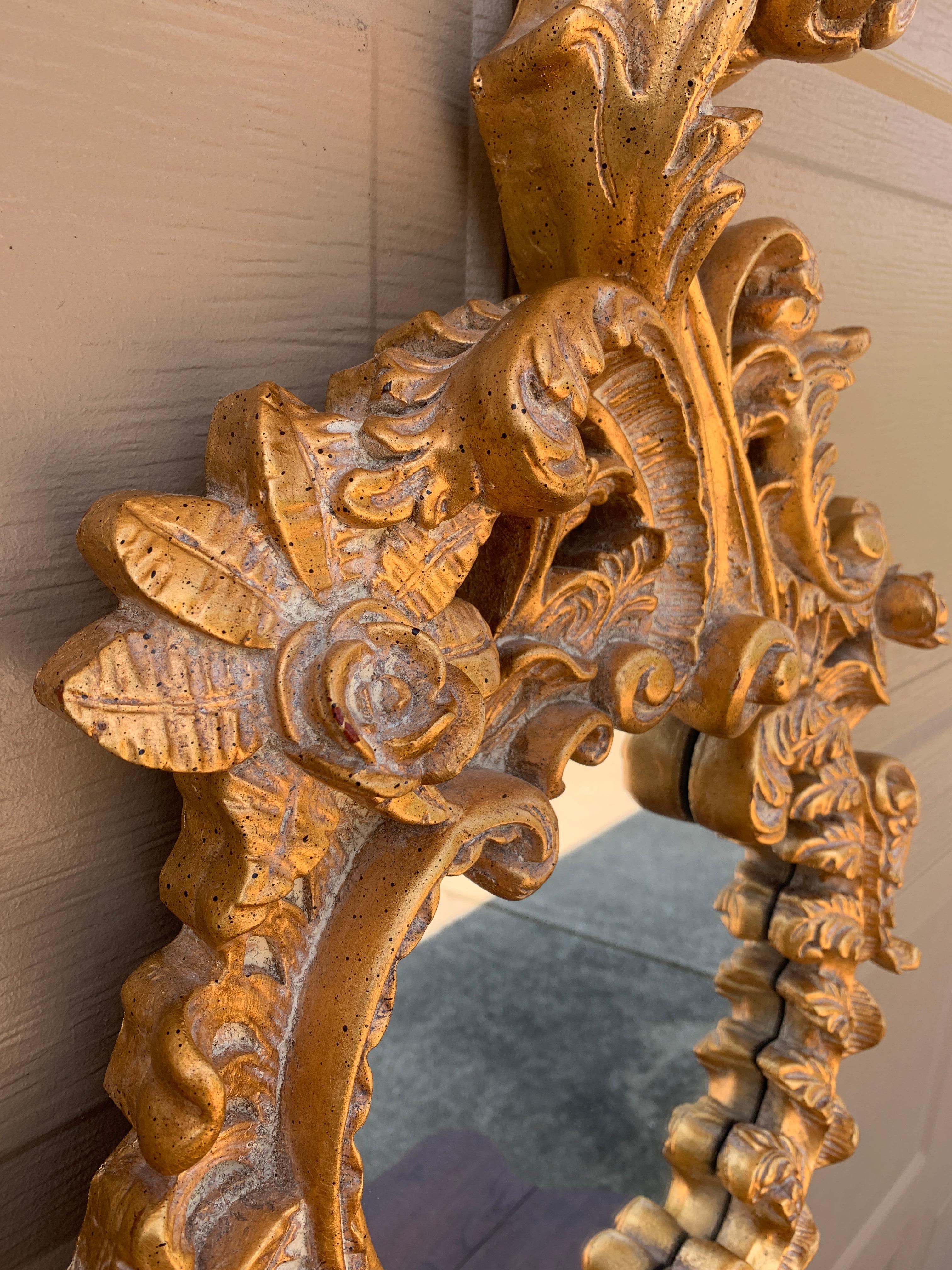 Espejo de pared French Rococo Luis XV de madera dorada tallada en venta 5