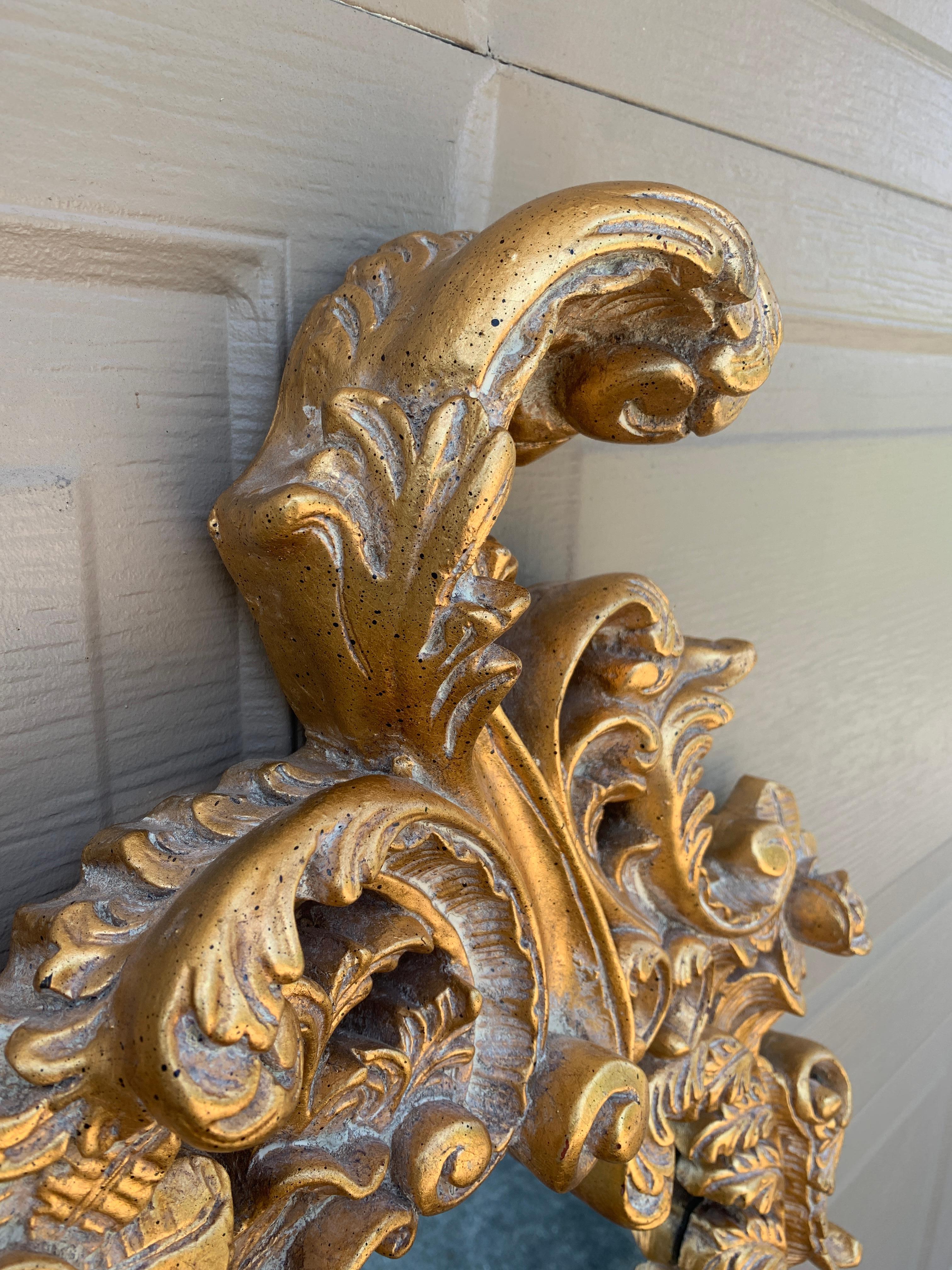 Espejo de pared French Rococo Luis XV de madera dorada tallada en venta 6