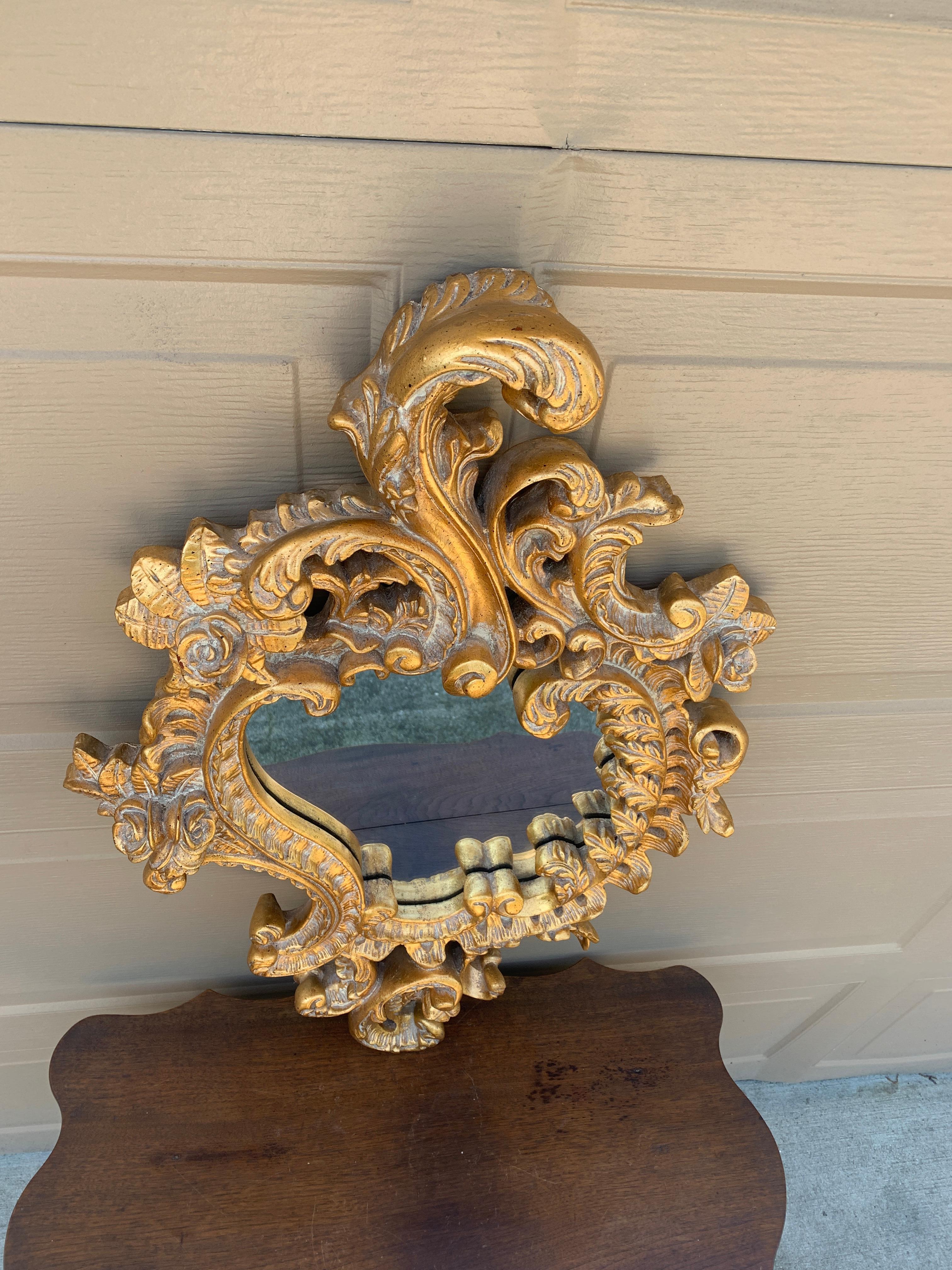 Espejo de pared French Rococo Luis XV de madera dorada tallada en venta 7