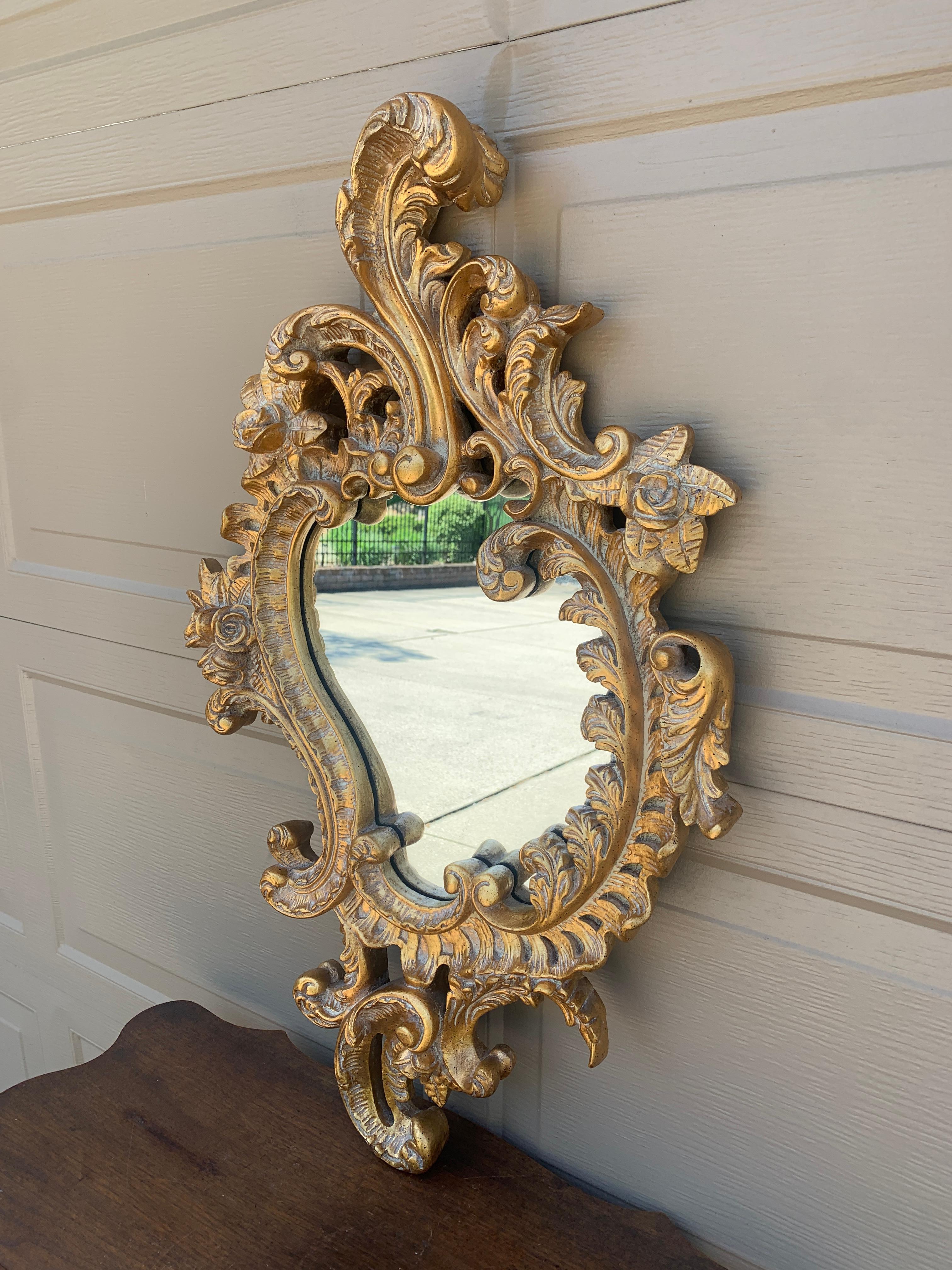 Espejo de pared French Rococo Luis XV de madera dorada tallada Francés en venta
