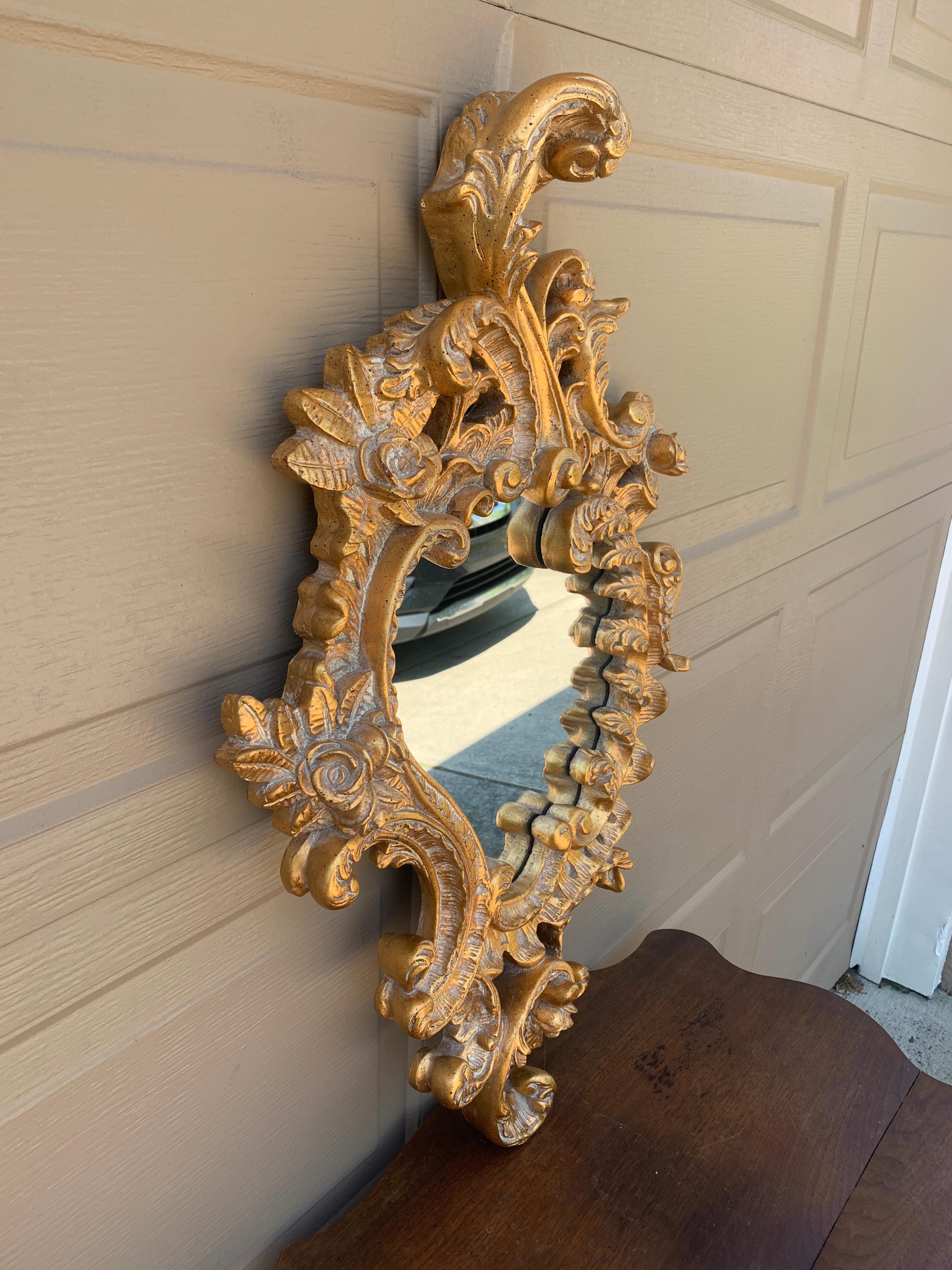 Espejo de pared French Rococo Luis XV de madera dorada tallada en Bueno estado para la venta en Elkhart, IN