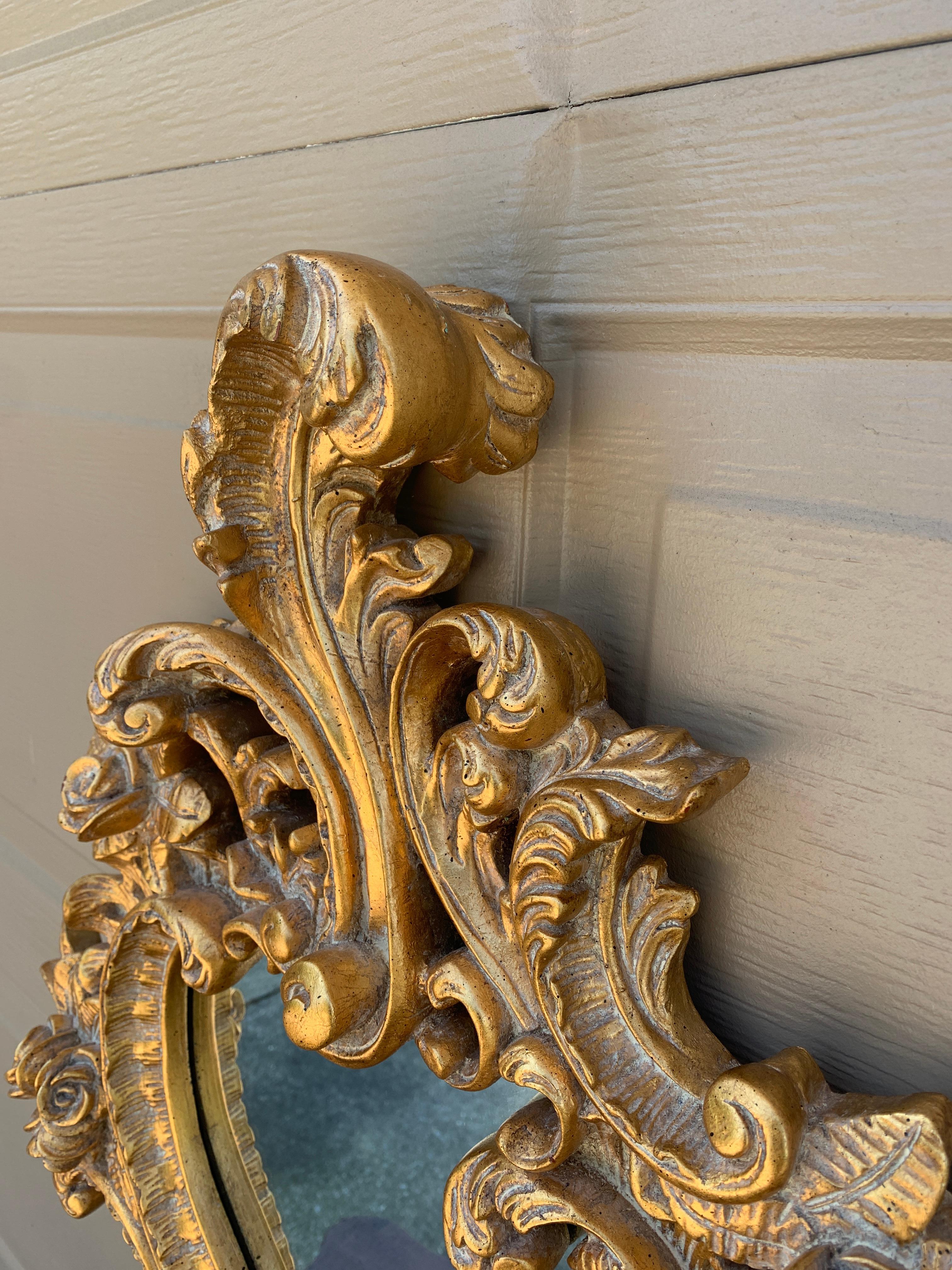 Espejo de pared French Rococo Luis XV de madera dorada tallada siglo XX en venta