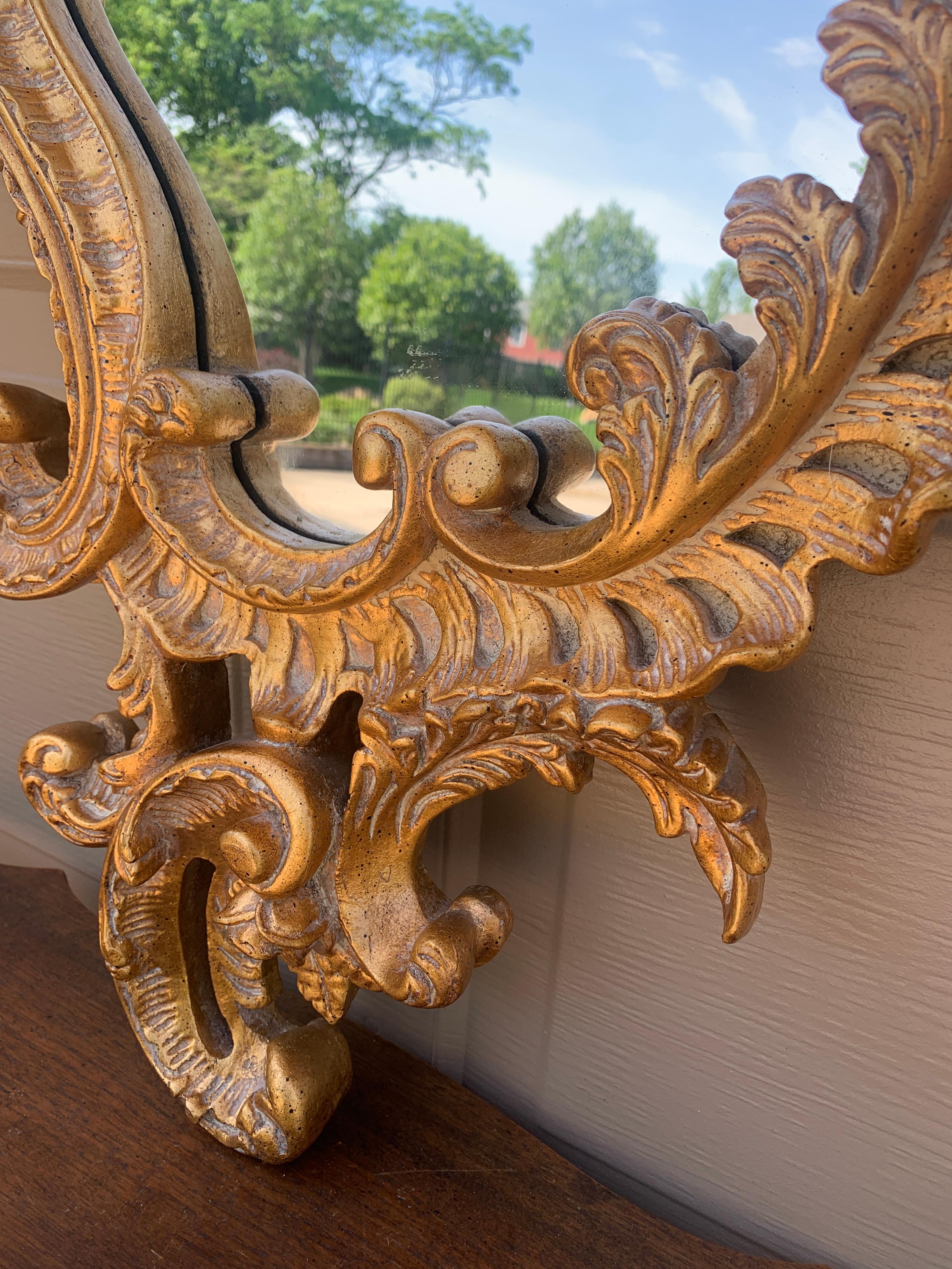 Espejo de pared French Rococo Luis XV de madera dorada tallada en venta 2