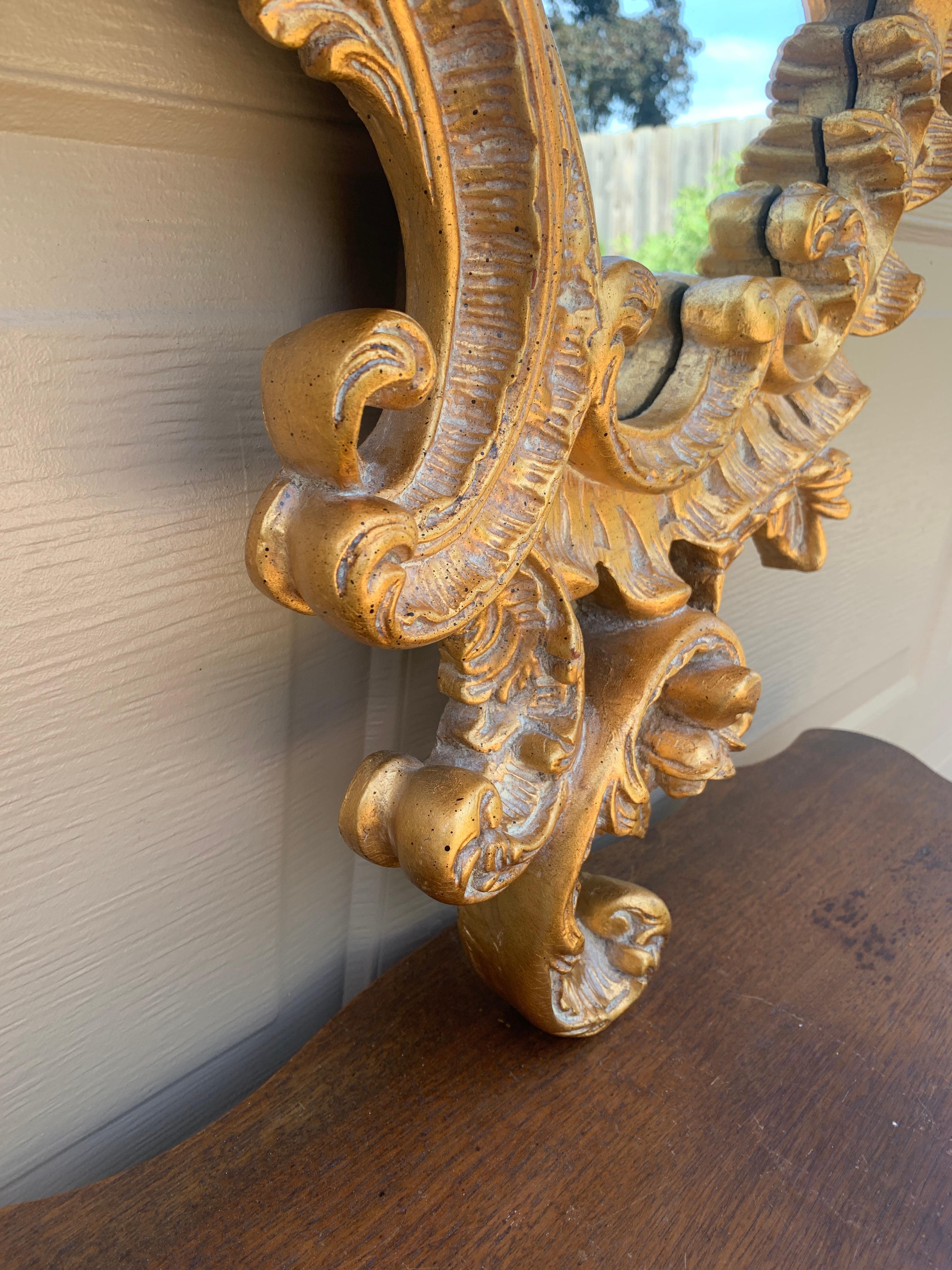Espejo de pared French Rococo Luis XV de madera dorada tallada en venta 3
