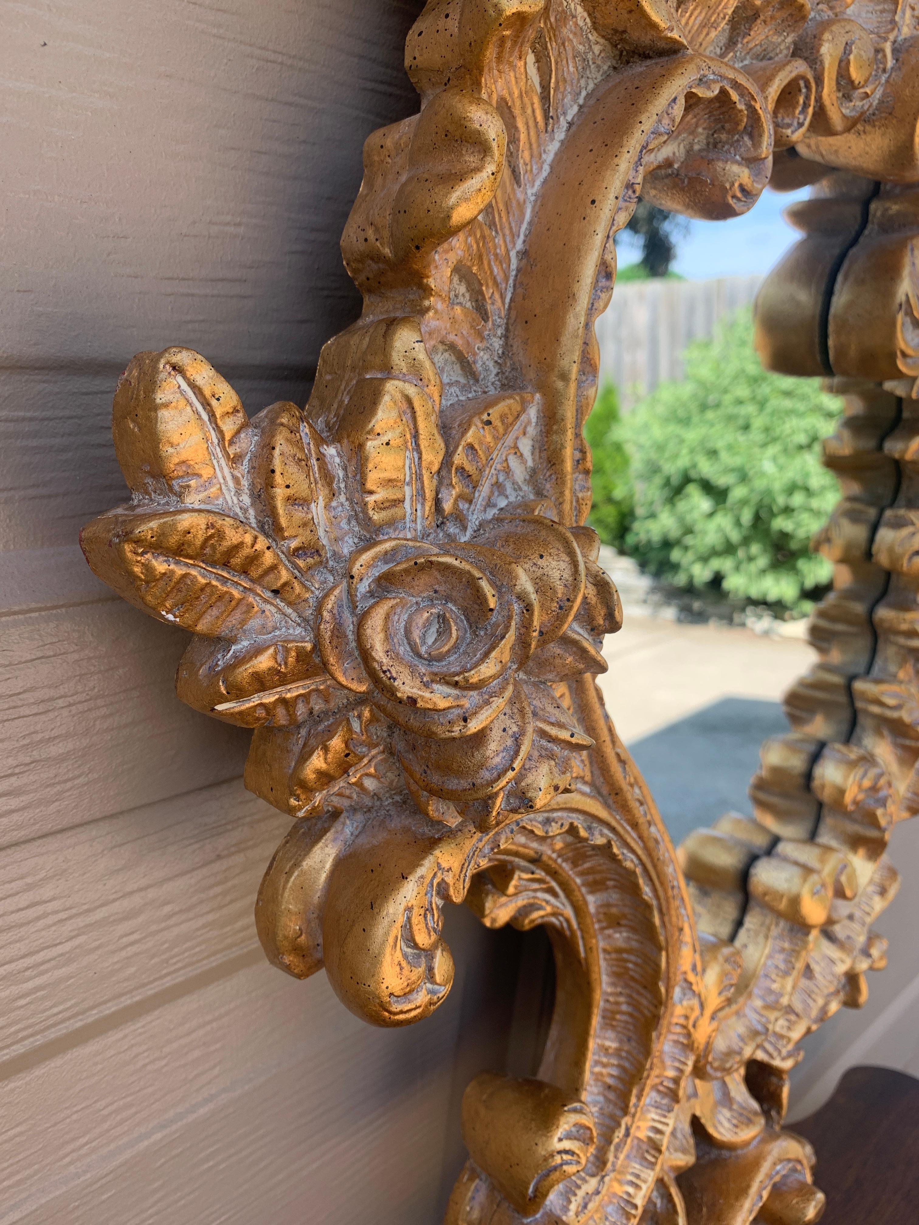 Espejo de pared French Rococo Luis XV de madera dorada tallada en venta 4