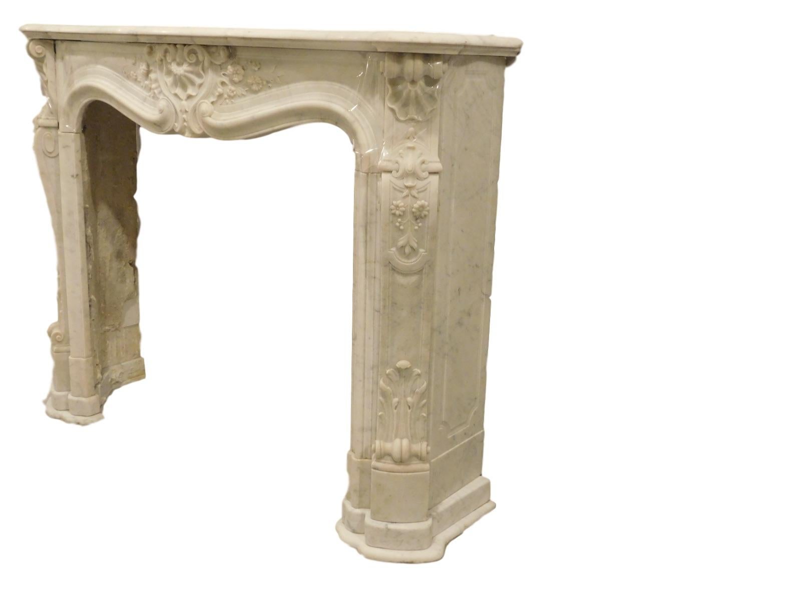 French Rococo Louis XV Marble Fireplace Mantel In Good Condition For Sale In Chicago, IL