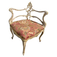 Sedia da capitano angolare French Rococo Louis XV ornatamente intagliata e dipinta con segni di invecchiamento