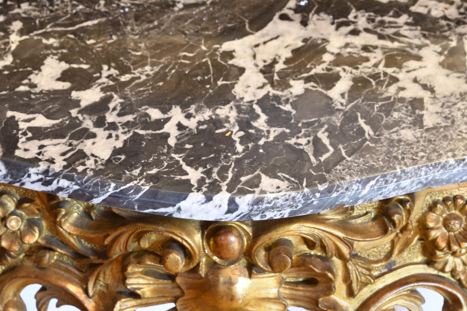 Miroir et console en bois doré de style rococo Louis XV avec marbre noir et blanc Bon état - En vente à Miami, FL