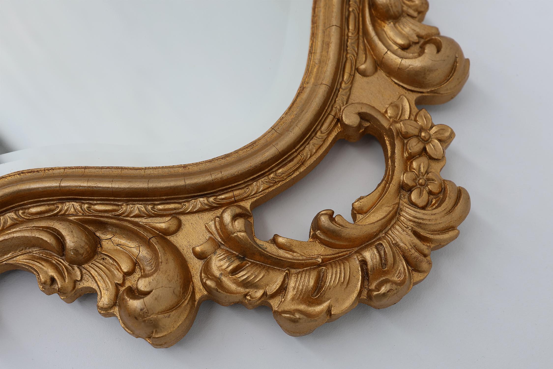 French Rococo or Baroque style facet-cut crest mirror in gilded carved wood For Sale 4