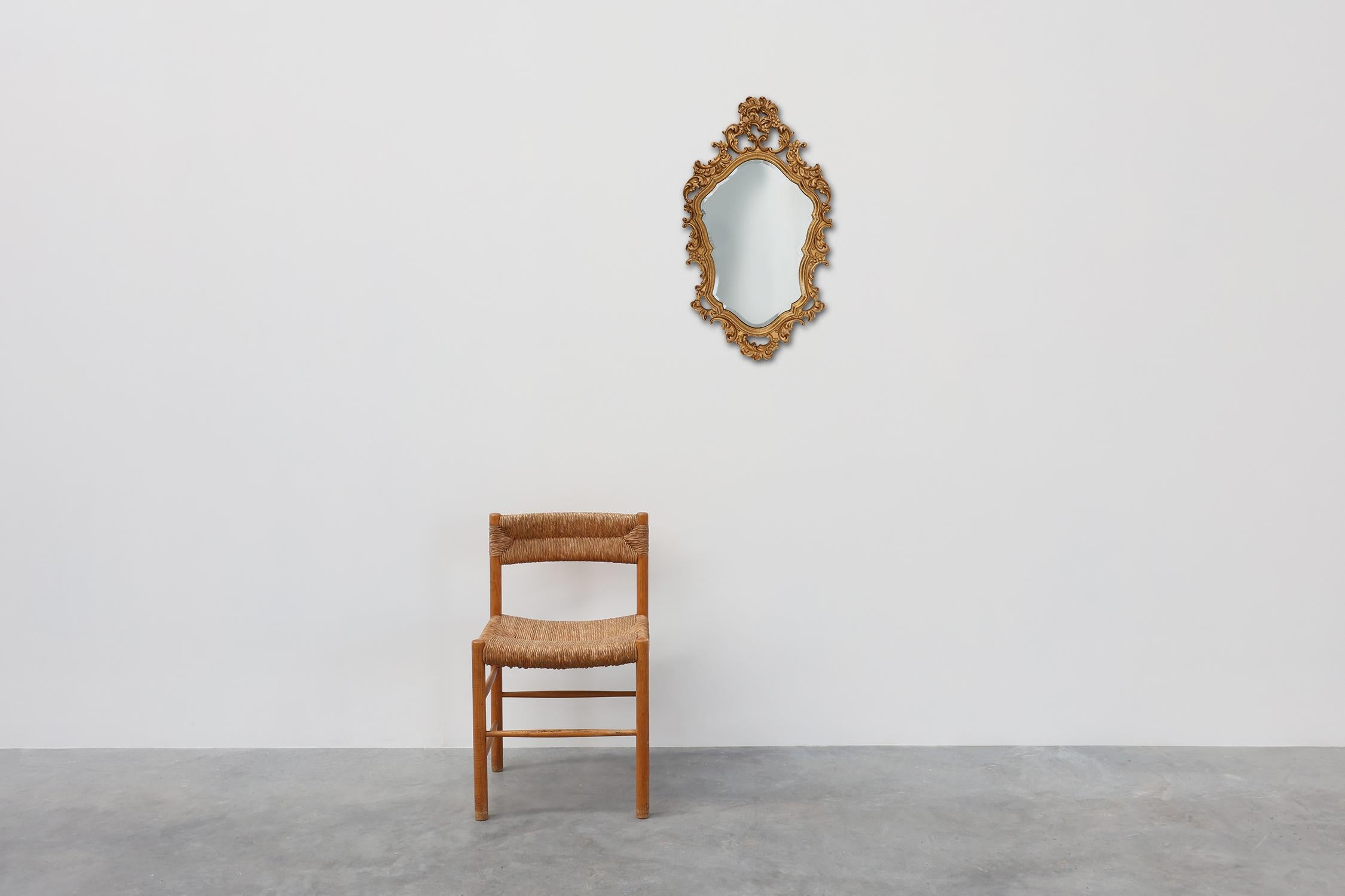 France / 1960 / Mirror / wood / Baroque / Vintage / Mid-century

Rococo style mirror in carved and gilded wood with nice crest. This elegant mirror has subtle carved decorations  and a facet cut mirror.  Crafted in France in the 20th century. 
   