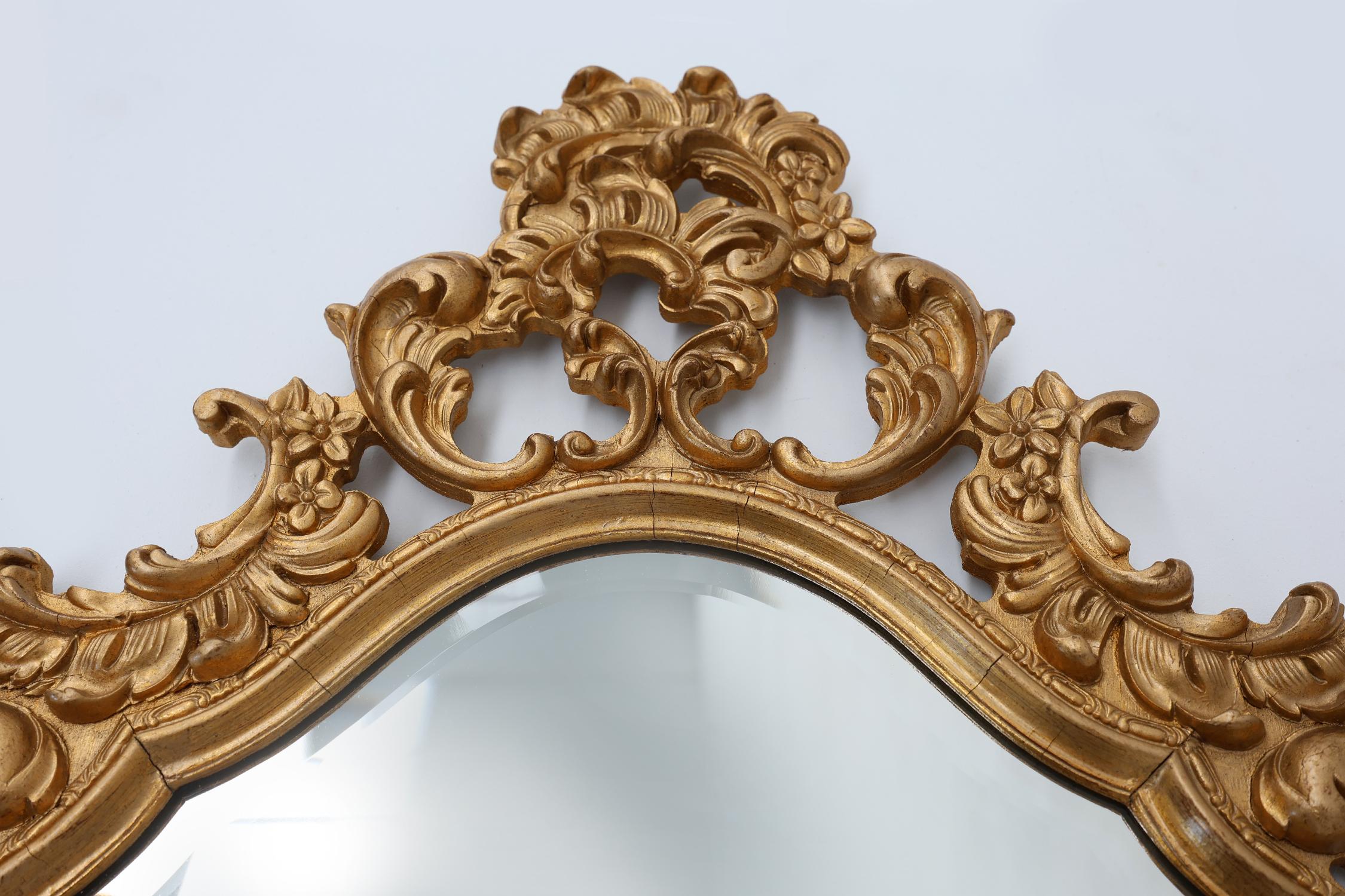 French Rococo or Baroque style facet-cut crest mirror in gilded carved wood In Good Condition For Sale In Meulebeke, BE