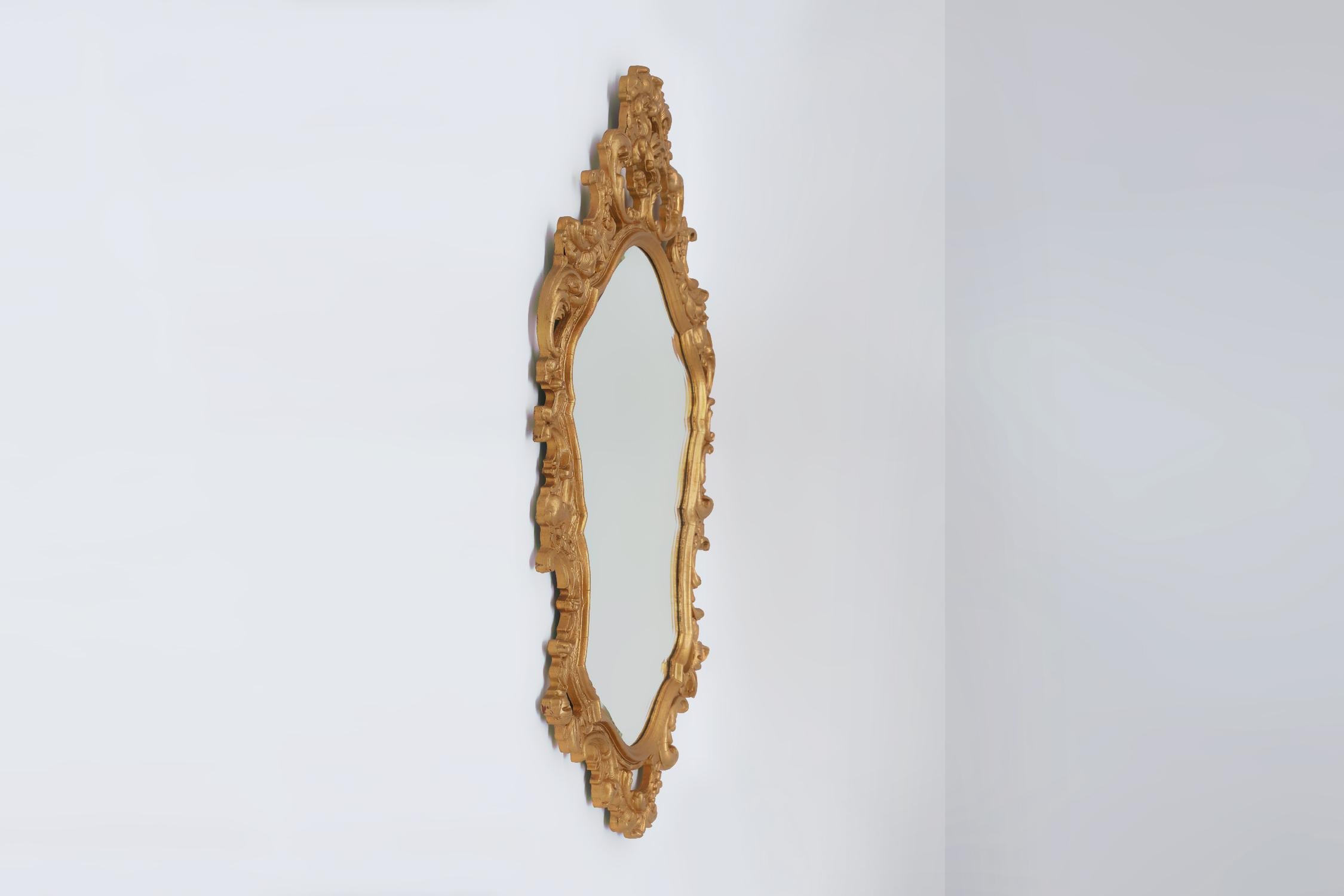 Mirror French Rococo or Baroque style facet-cut crest mirror in gilded carved wood For Sale