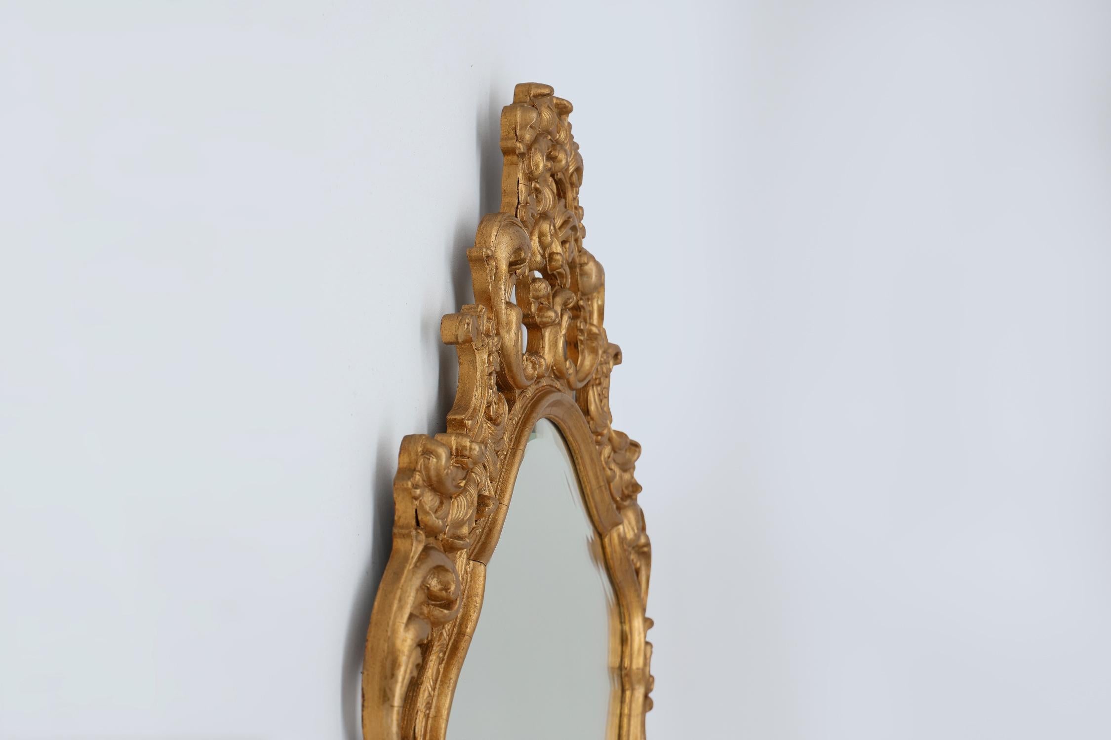French Rococo or Baroque style facet-cut crest mirror in gilded carved wood For Sale 1