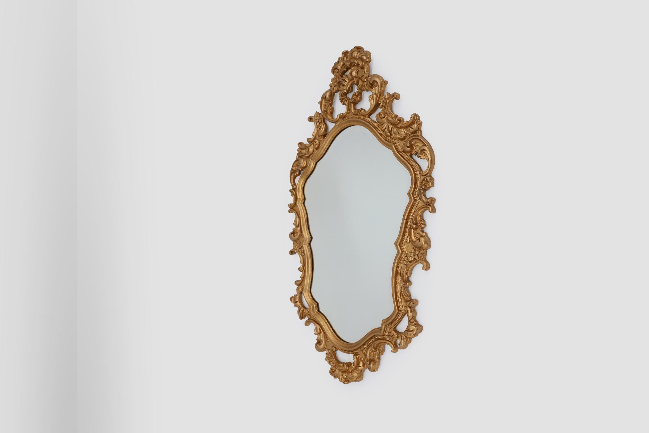 French Rococo or Baroque style facet-cut crest mirror in gilded carved wood For Sale 2