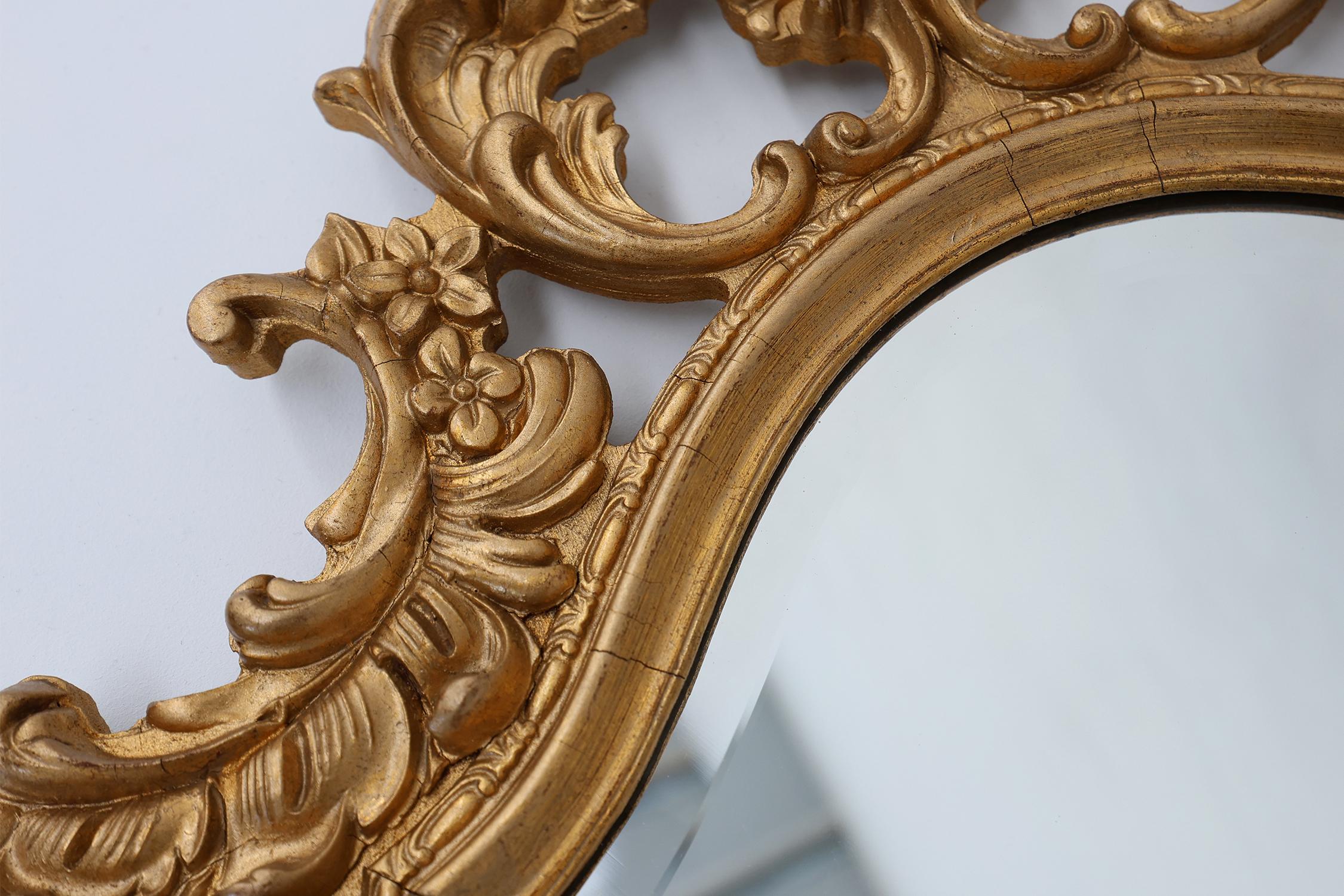 French Rococo or Baroque style facet-cut crest mirror in gilded carved wood For Sale 3
