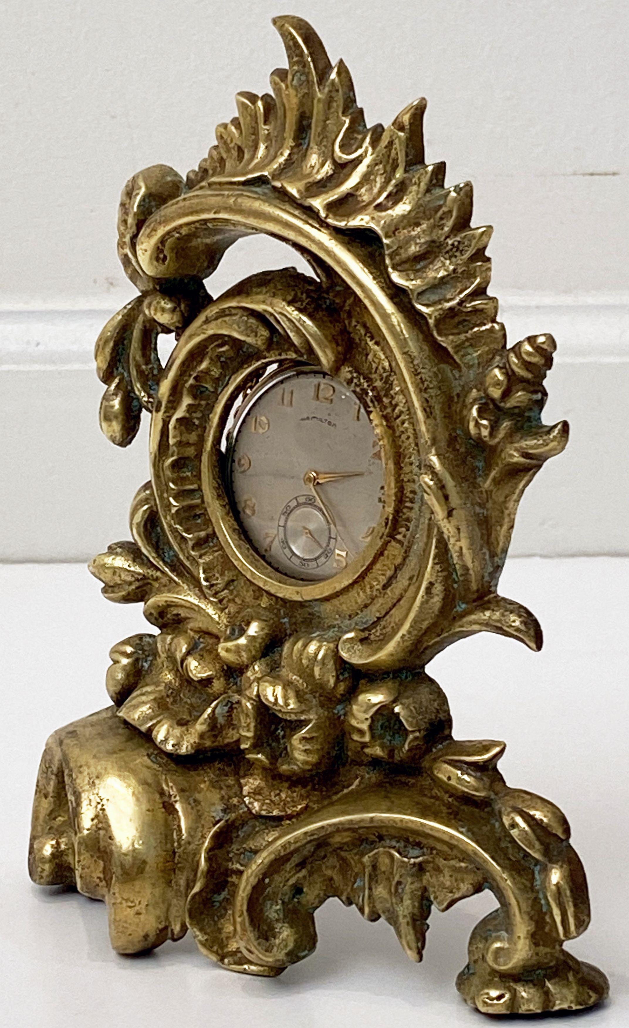 Taschenuhrhalter oder Vitrine aus vergoldeter Bronze im Rokoko-Stil (Französisch) im Angebot