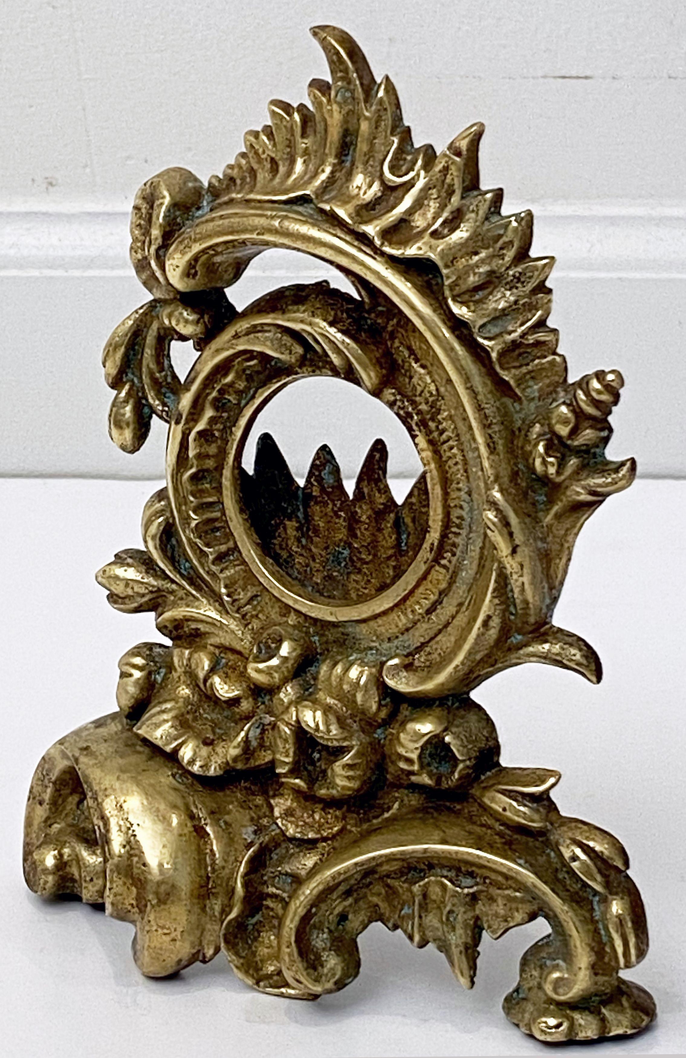 Taschenuhrhalter oder Vitrine aus vergoldeter Bronze im Rokoko-Stil (Vergoldet) im Angebot