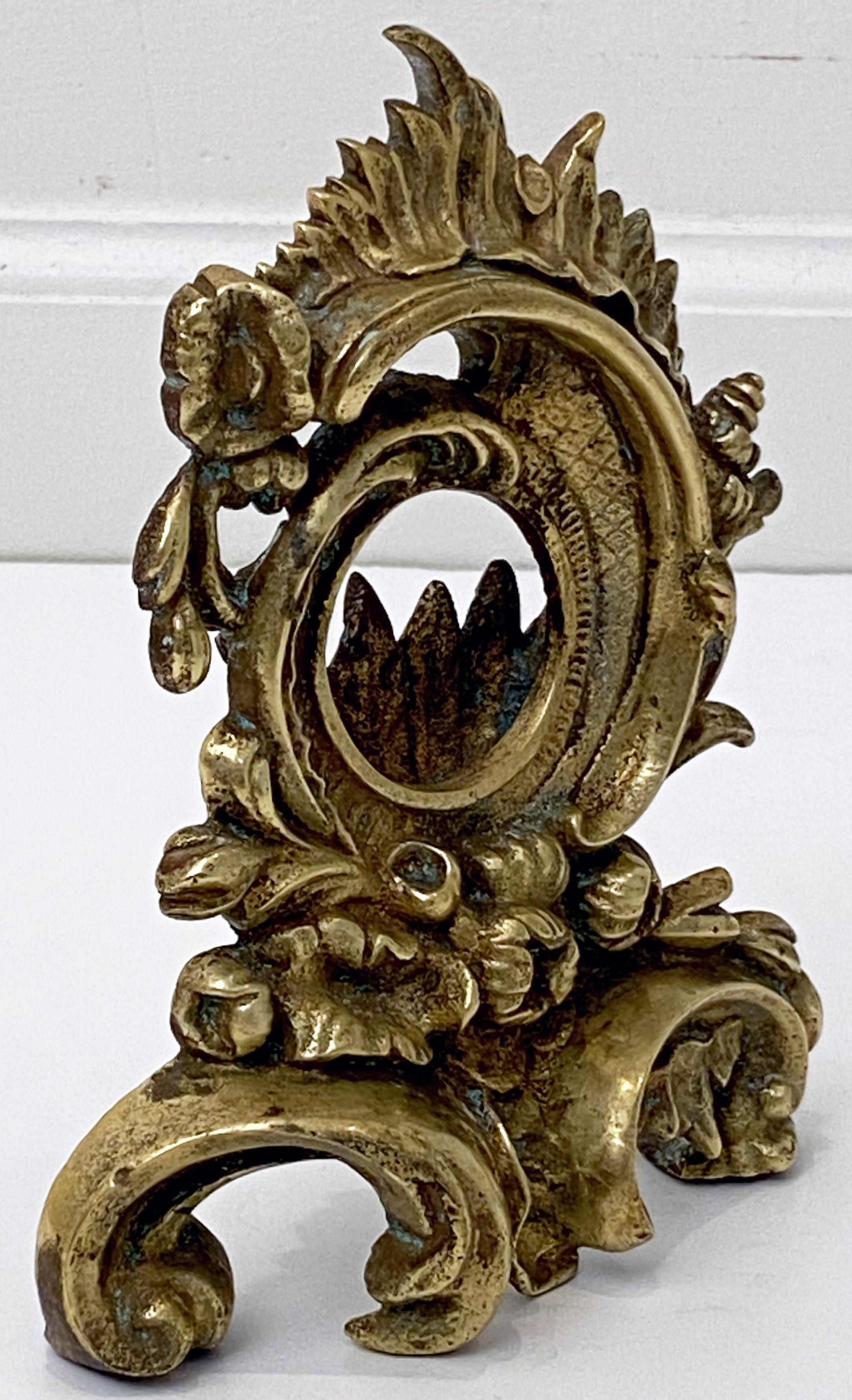 Taschenuhrhalter oder Vitrine aus vergoldeter Bronze im Rokoko-Stil im Zustand „Gut“ im Angebot in Austin, TX