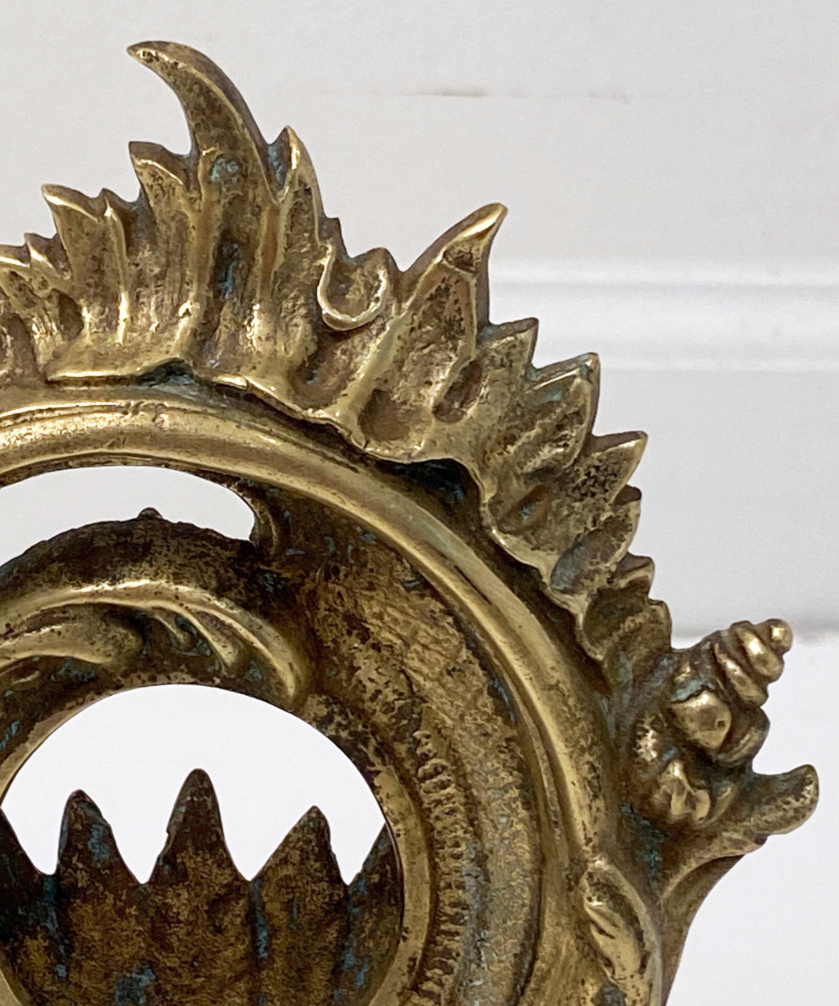 Taschenuhrhalter oder Vitrine aus vergoldeter Bronze im Rokoko-Stil (19. Jahrhundert) im Angebot