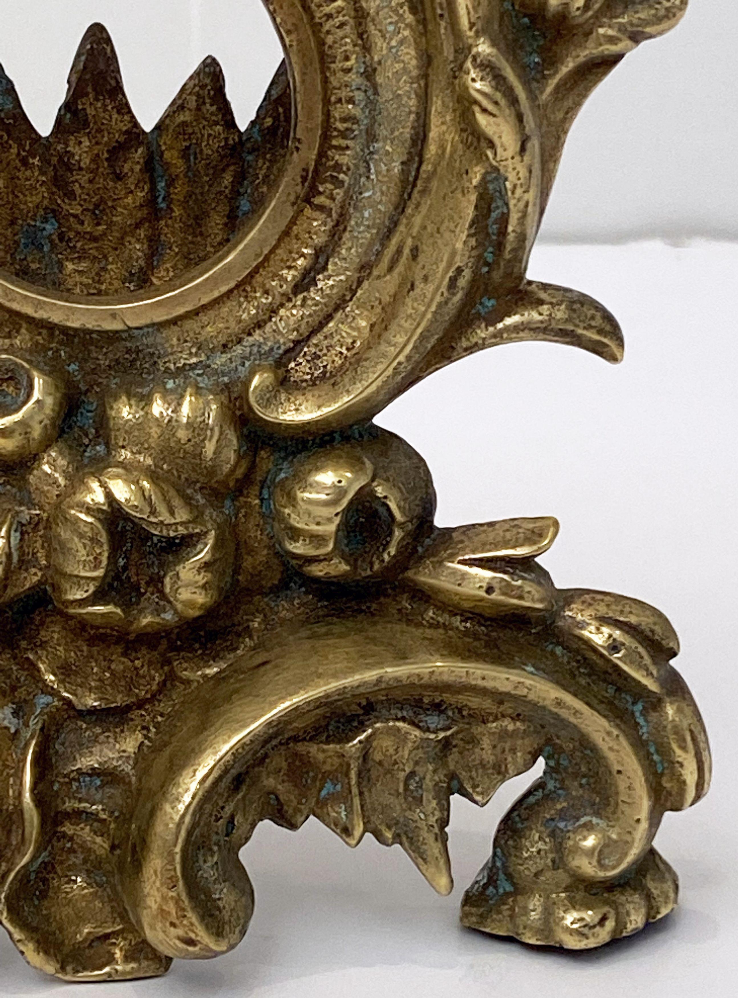 Taschenuhrhalter oder Vitrine aus vergoldeter Bronze im Rokoko-Stil im Angebot 2